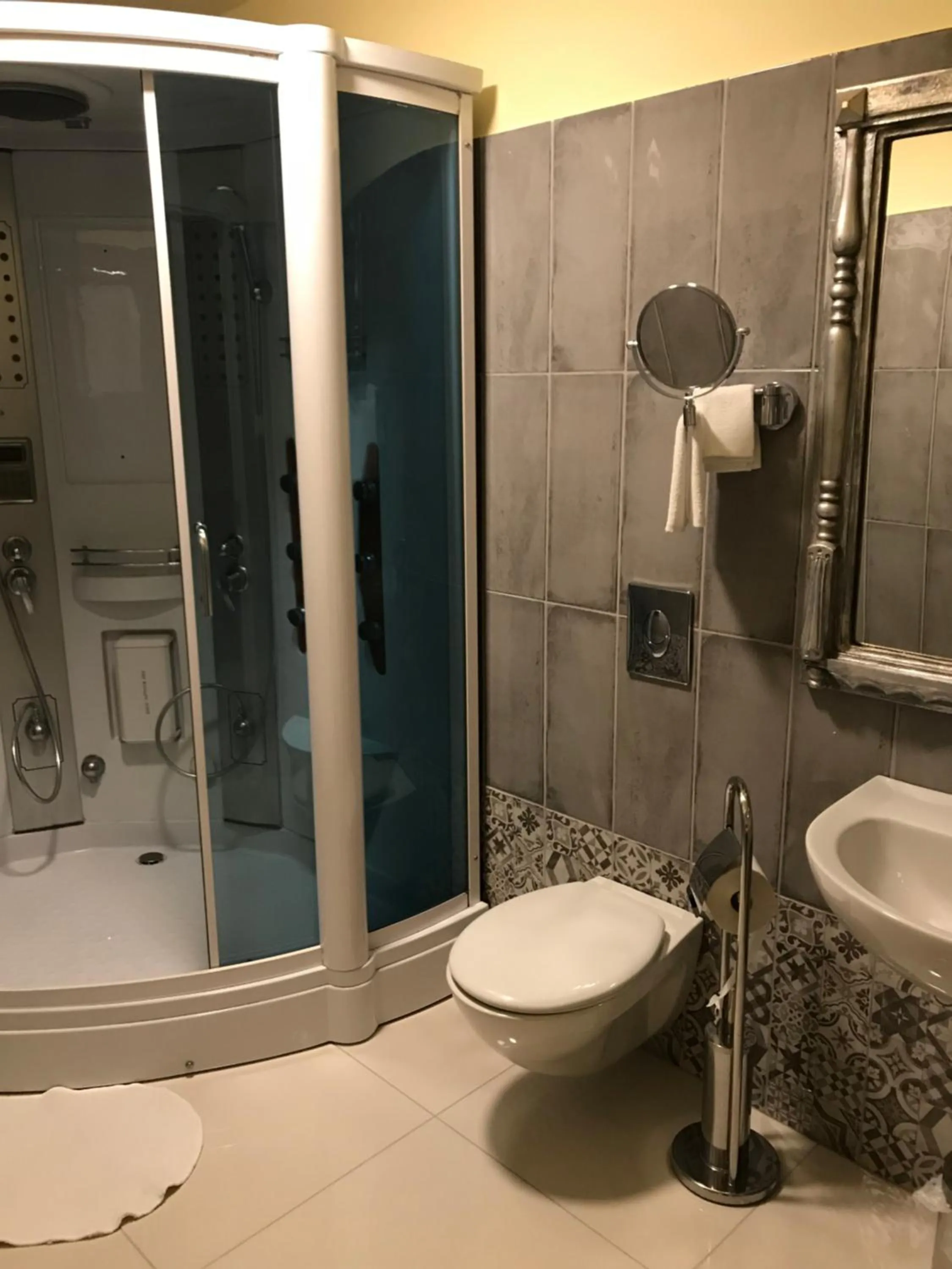 Shower in Hotel Podzamcze