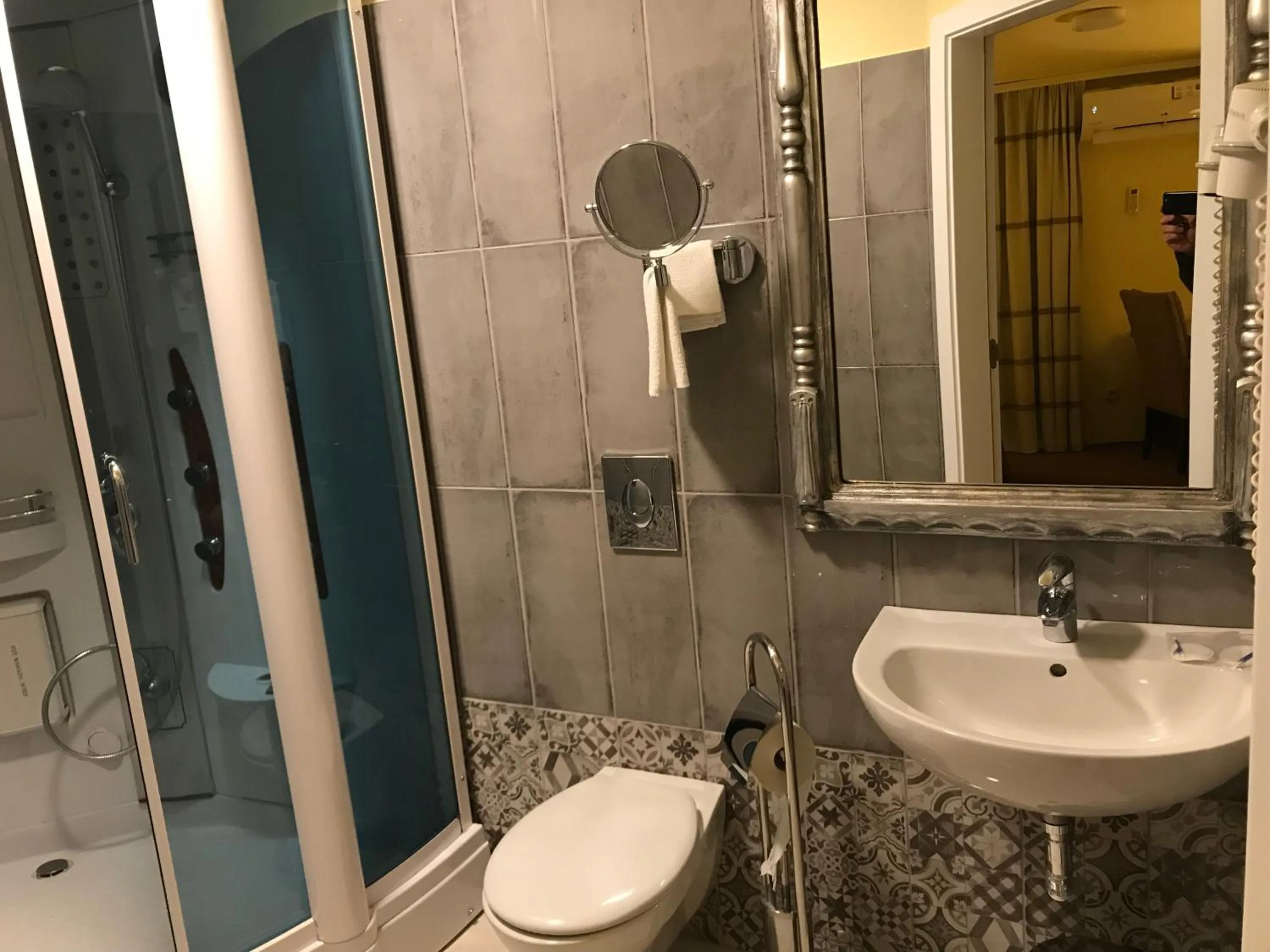 Shower in Hotel Podzamcze