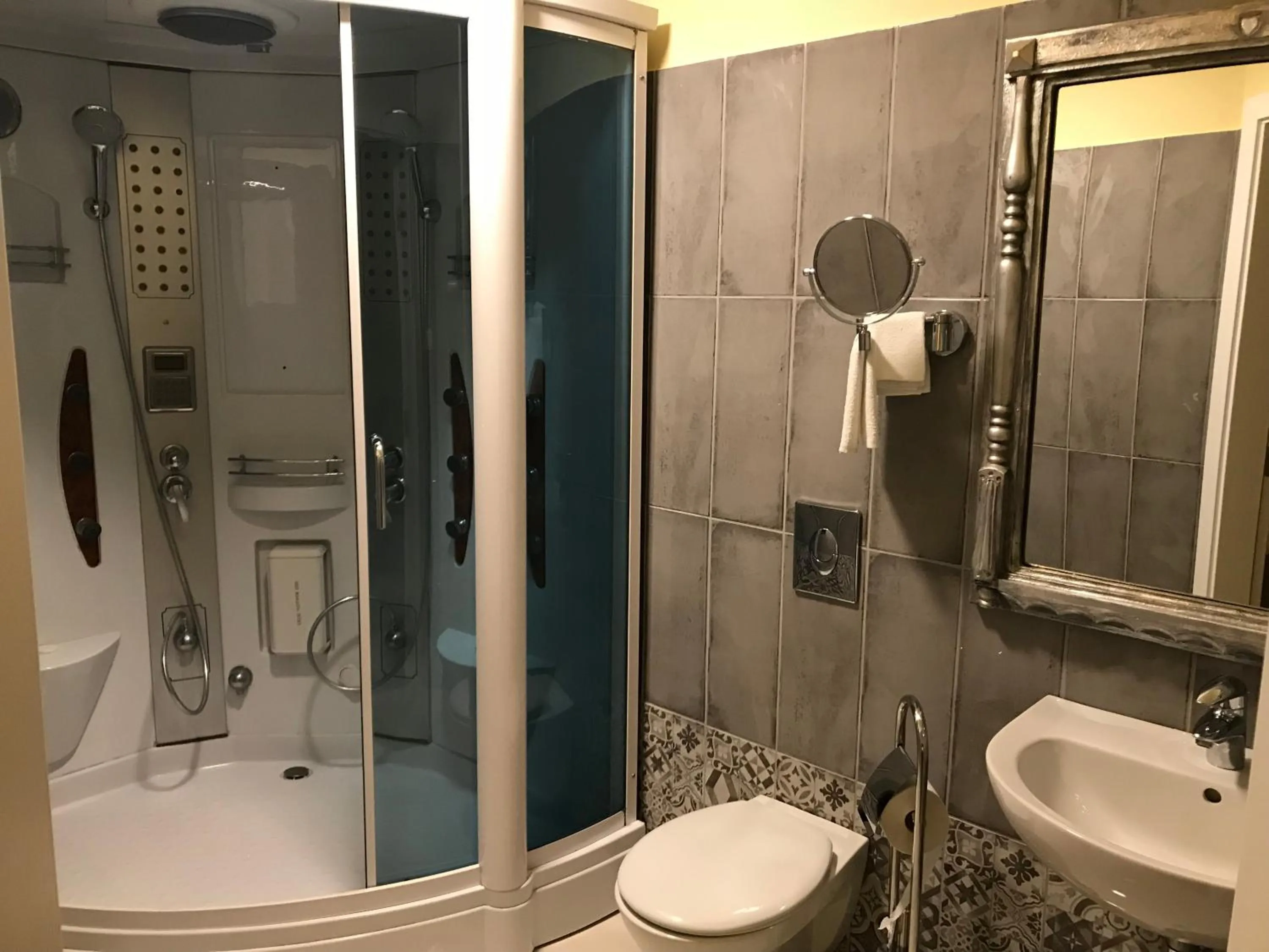 Shower in Hotel Podzamcze