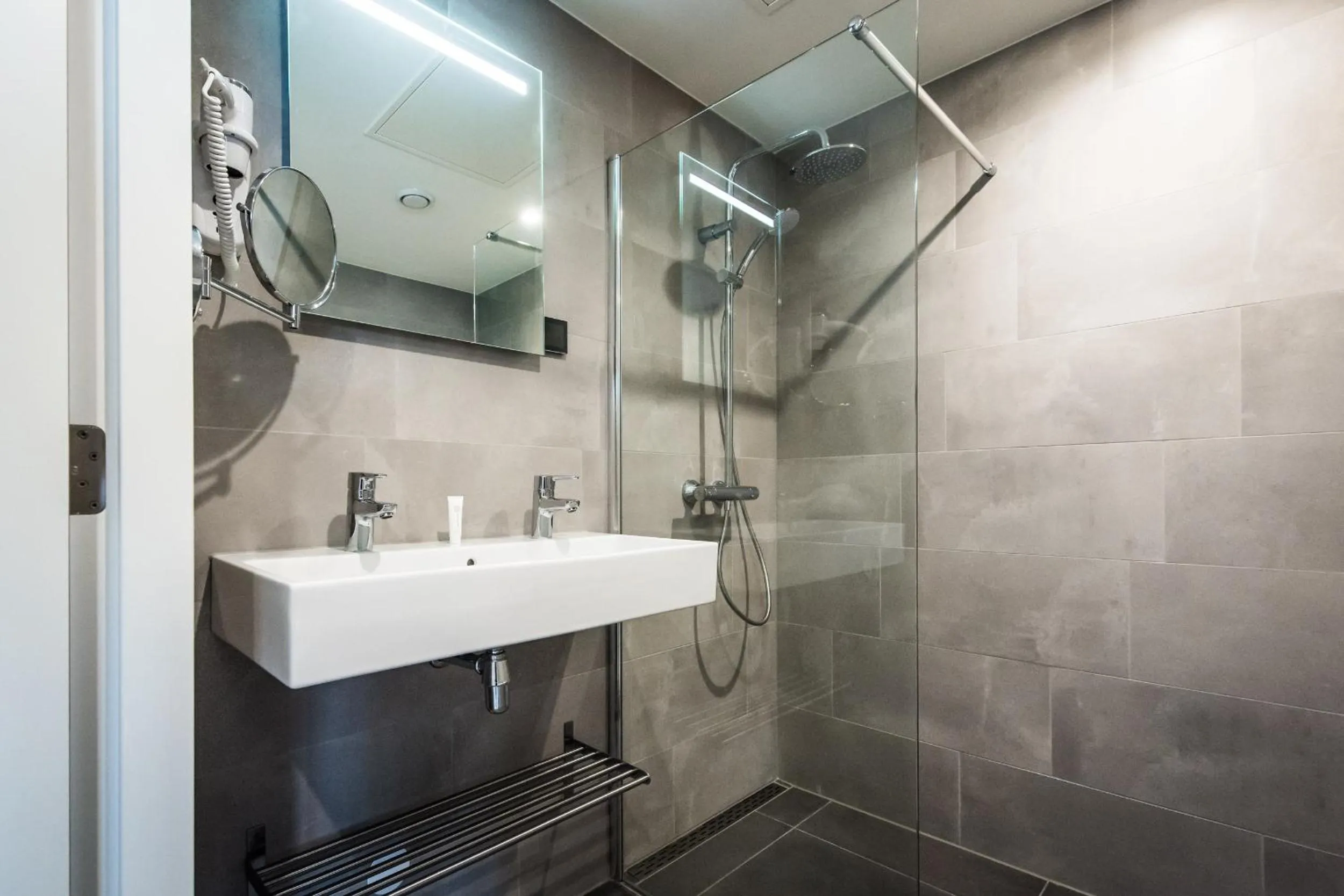 Bathroom in YAYS Amsterdam East by Numa