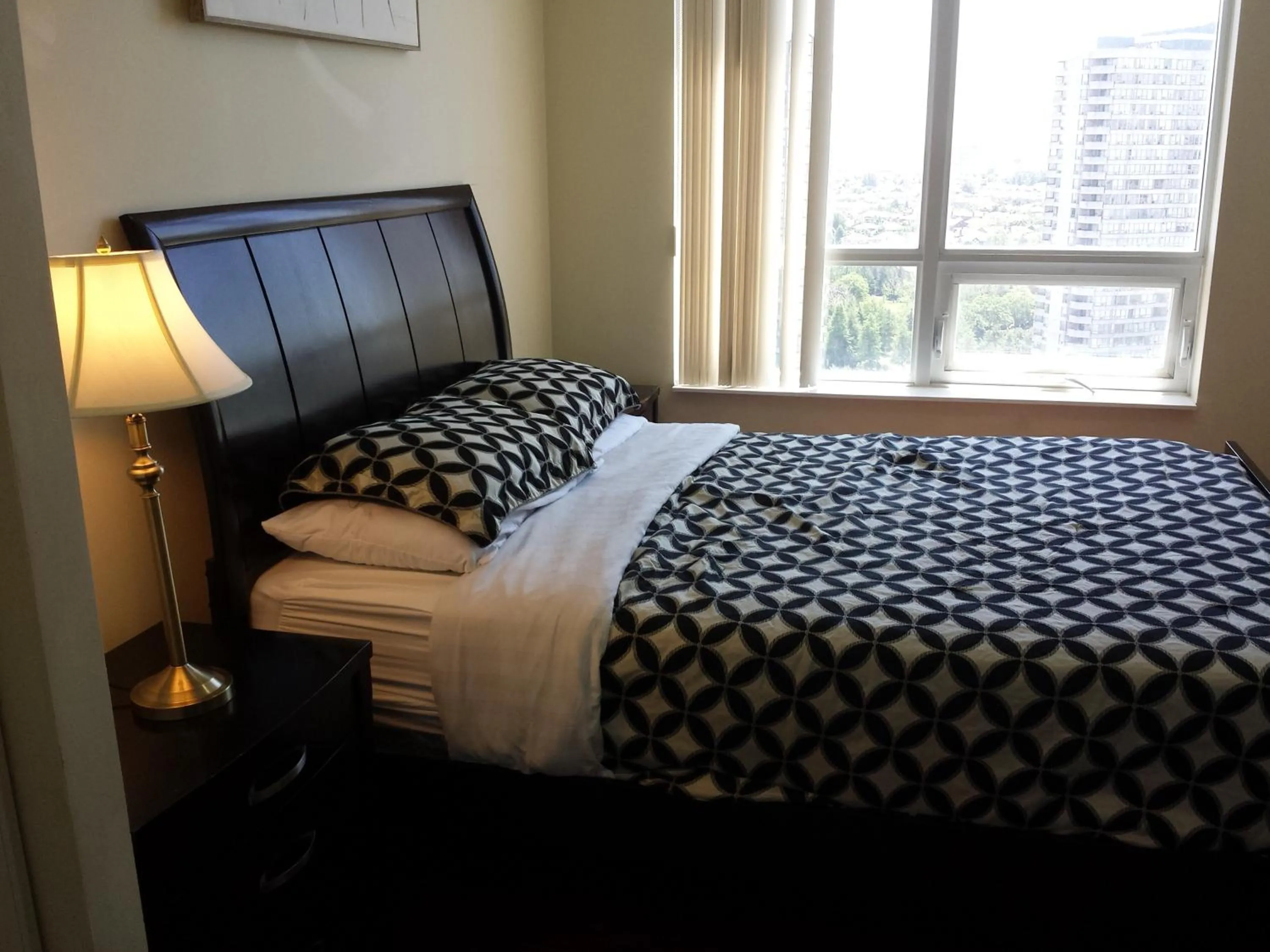 Bed in 2 BEDROOM 2 Bathroom Best Value Prime Location in Missisauga
