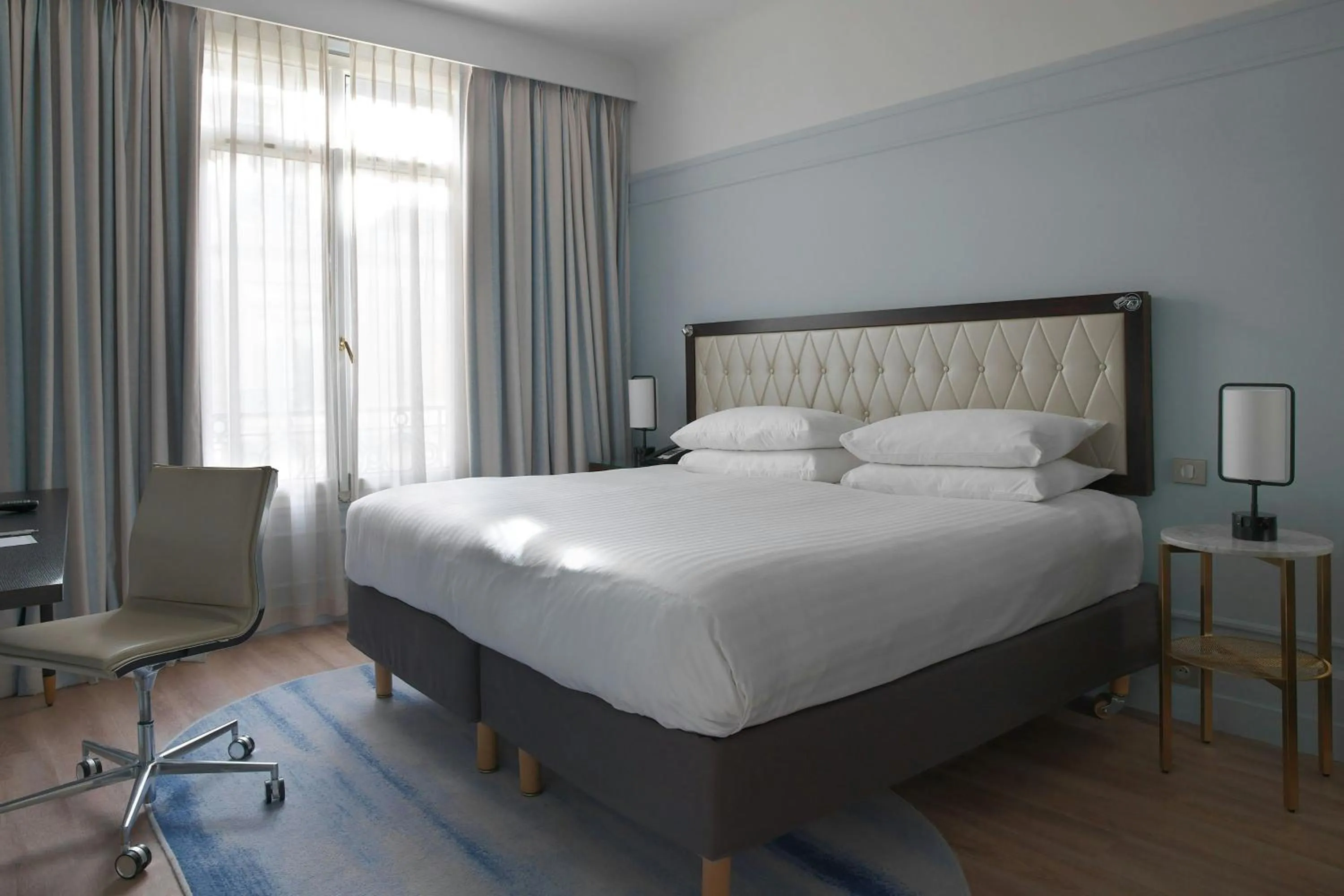 Photo of the whole room, Bed in Paris Marriott Opera Ambassador Hotel