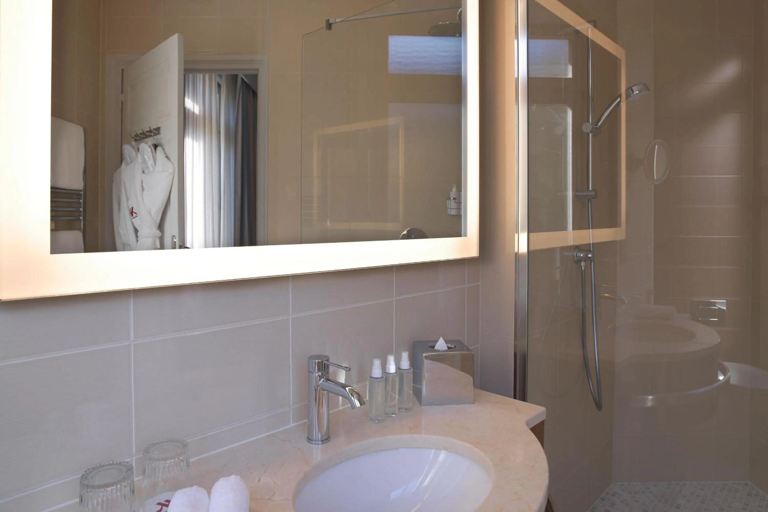 Bathroom in Paris Marriott Opera Ambassador Hotel