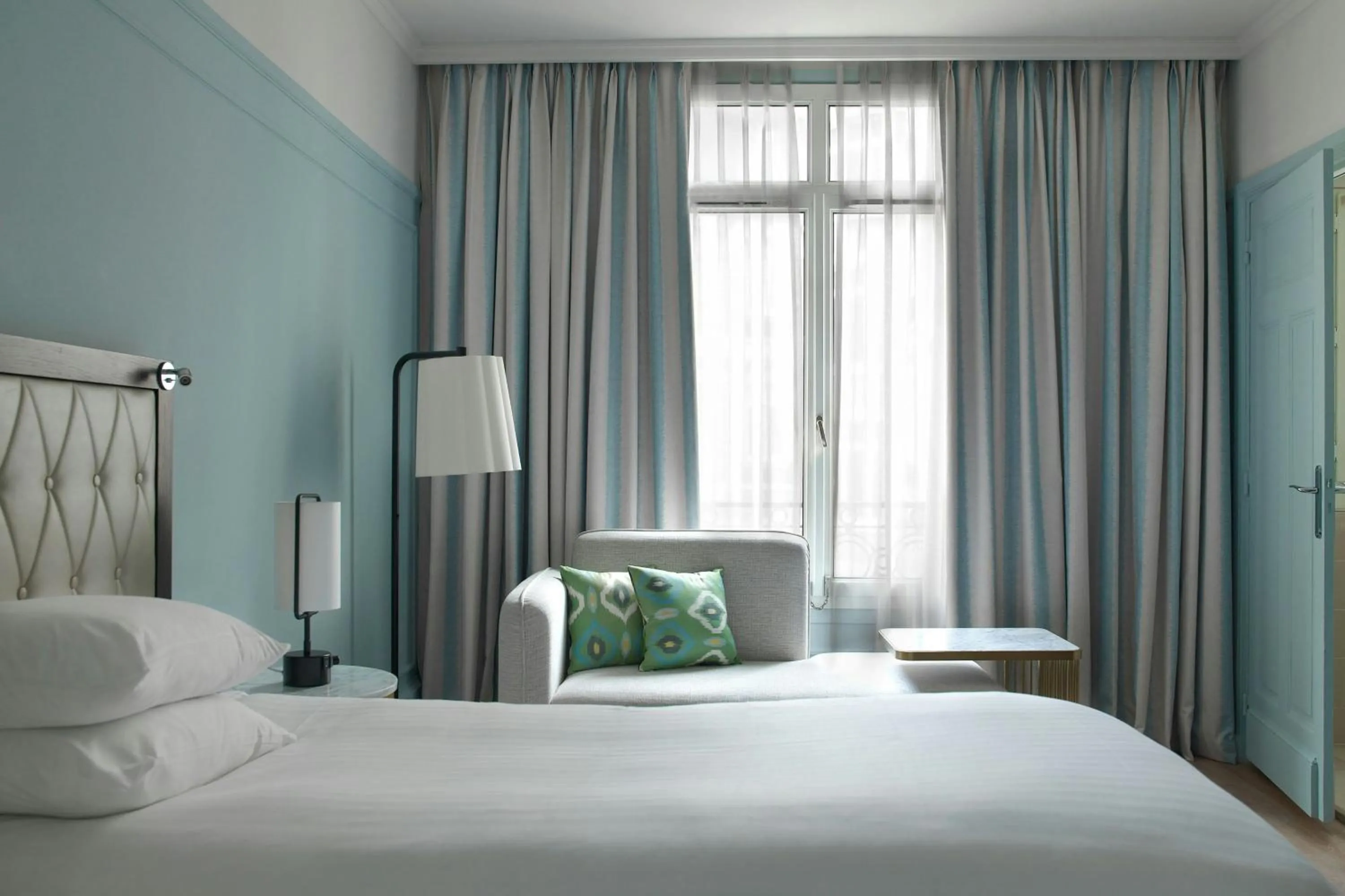 Photo of the whole room, Bed in Paris Marriott Opera Ambassador Hotel