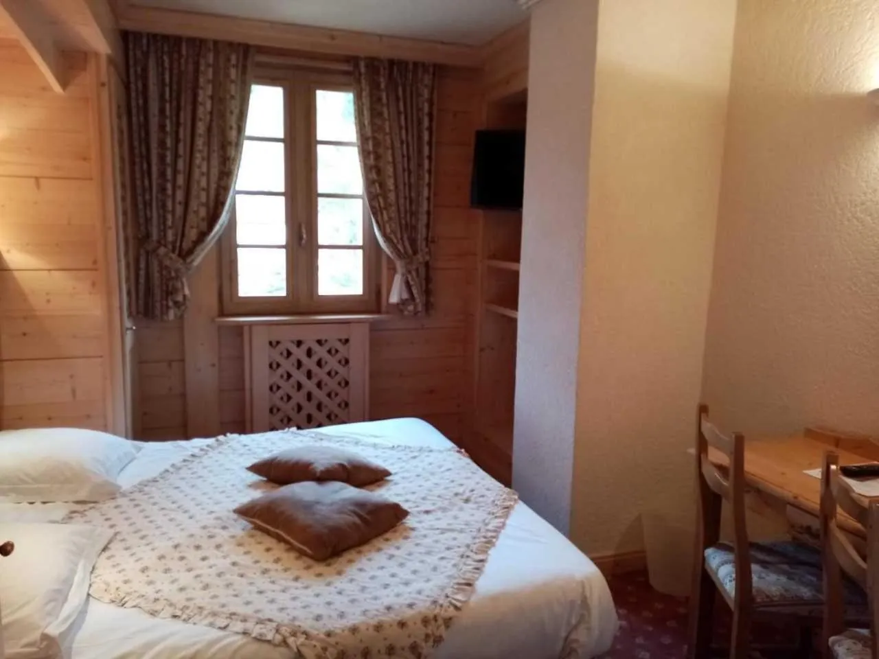 Photo of the whole room, Bed in Hotel les Sapins