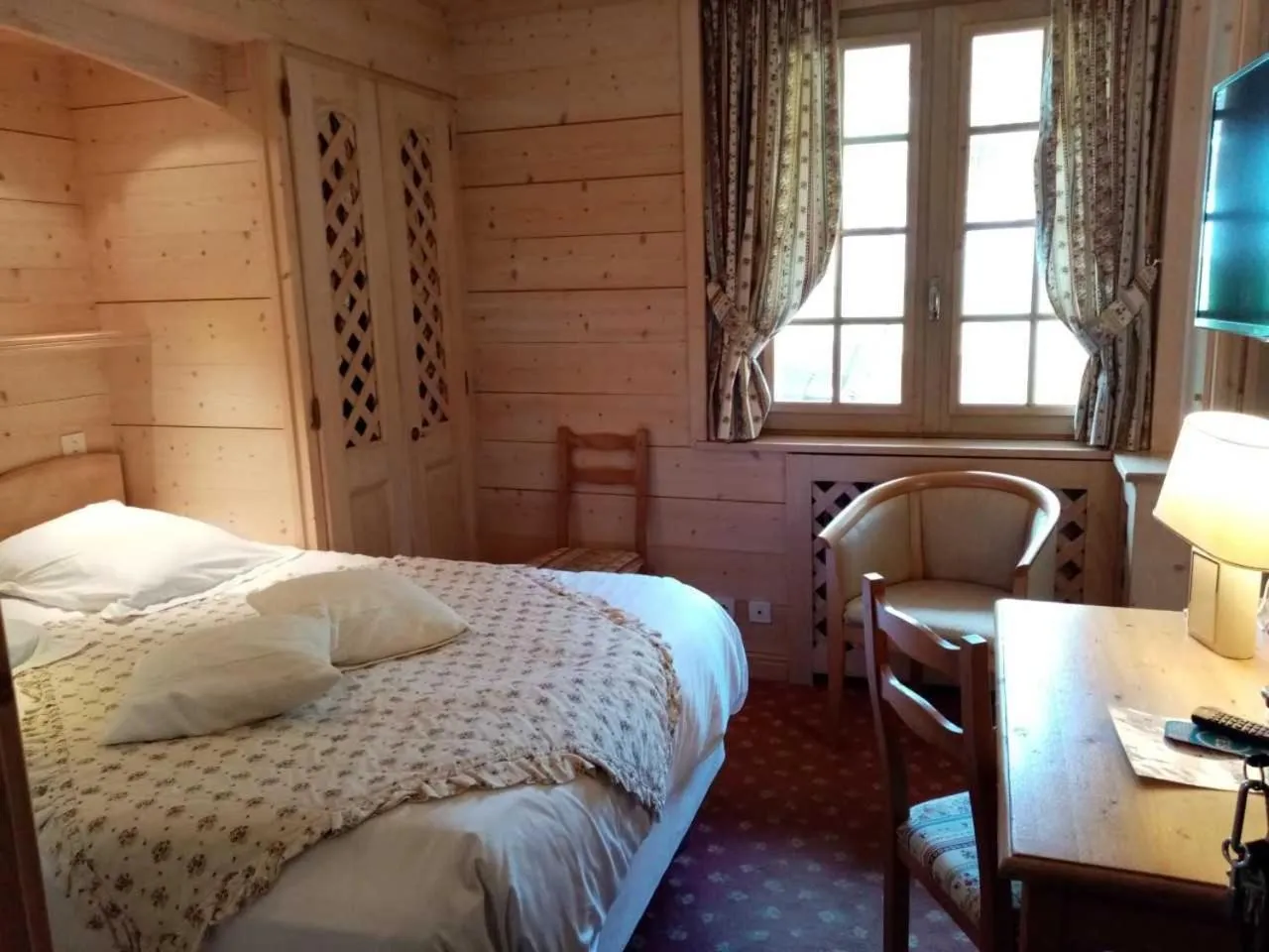 Photo of the whole room, Bed in Hotel les Sapins