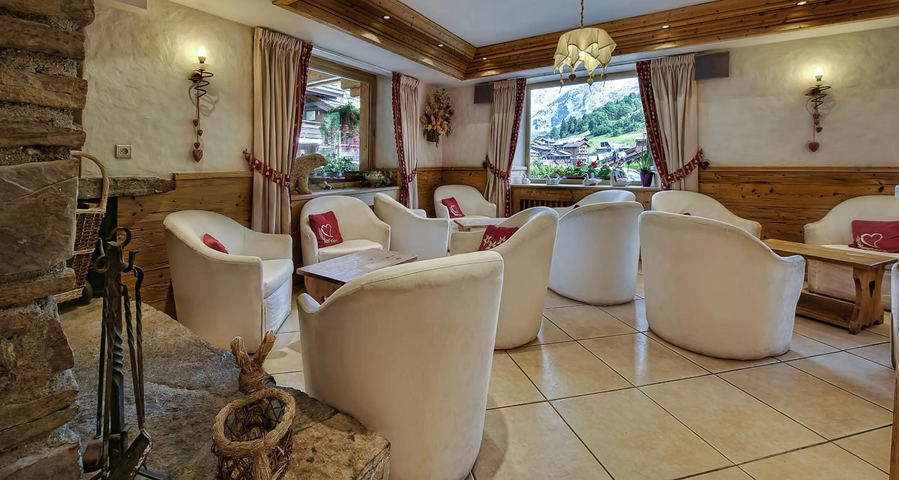 Communal lounge/ TV room in Hotel les Sapins