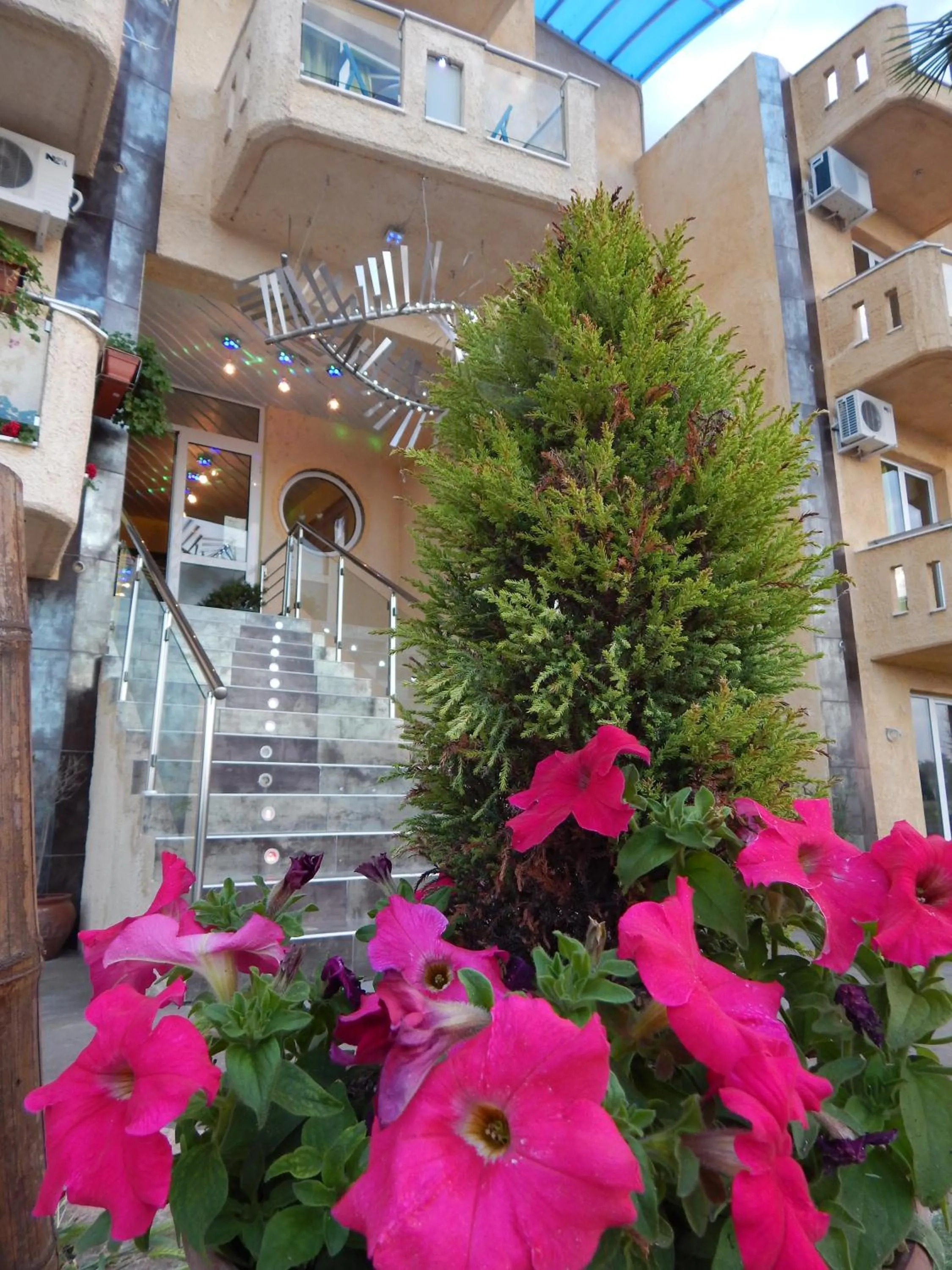 Facade/entrance in Lilalo Ηotel