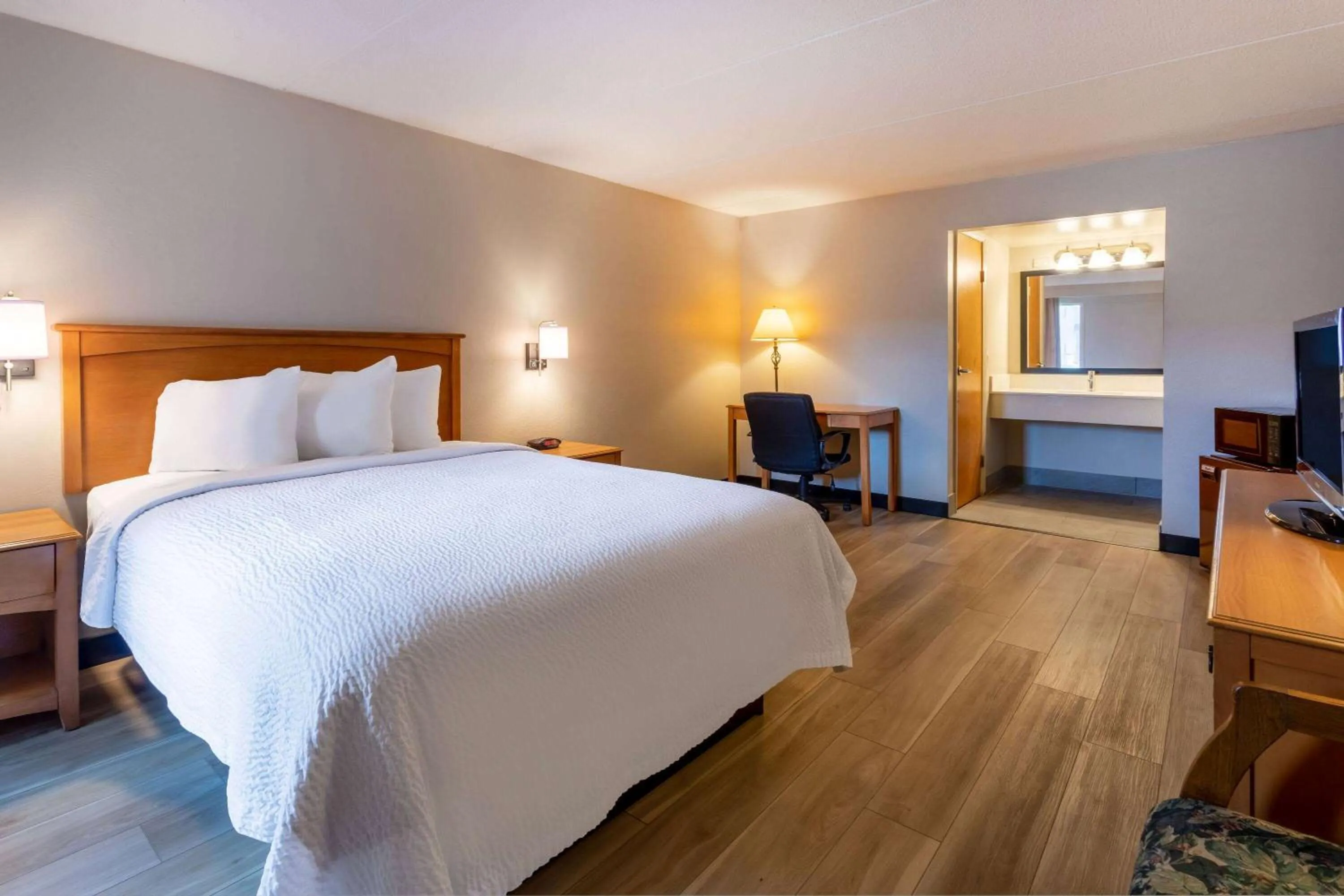 Photo of the whole room, Bed in Days Inn by Wyndham Birch Run