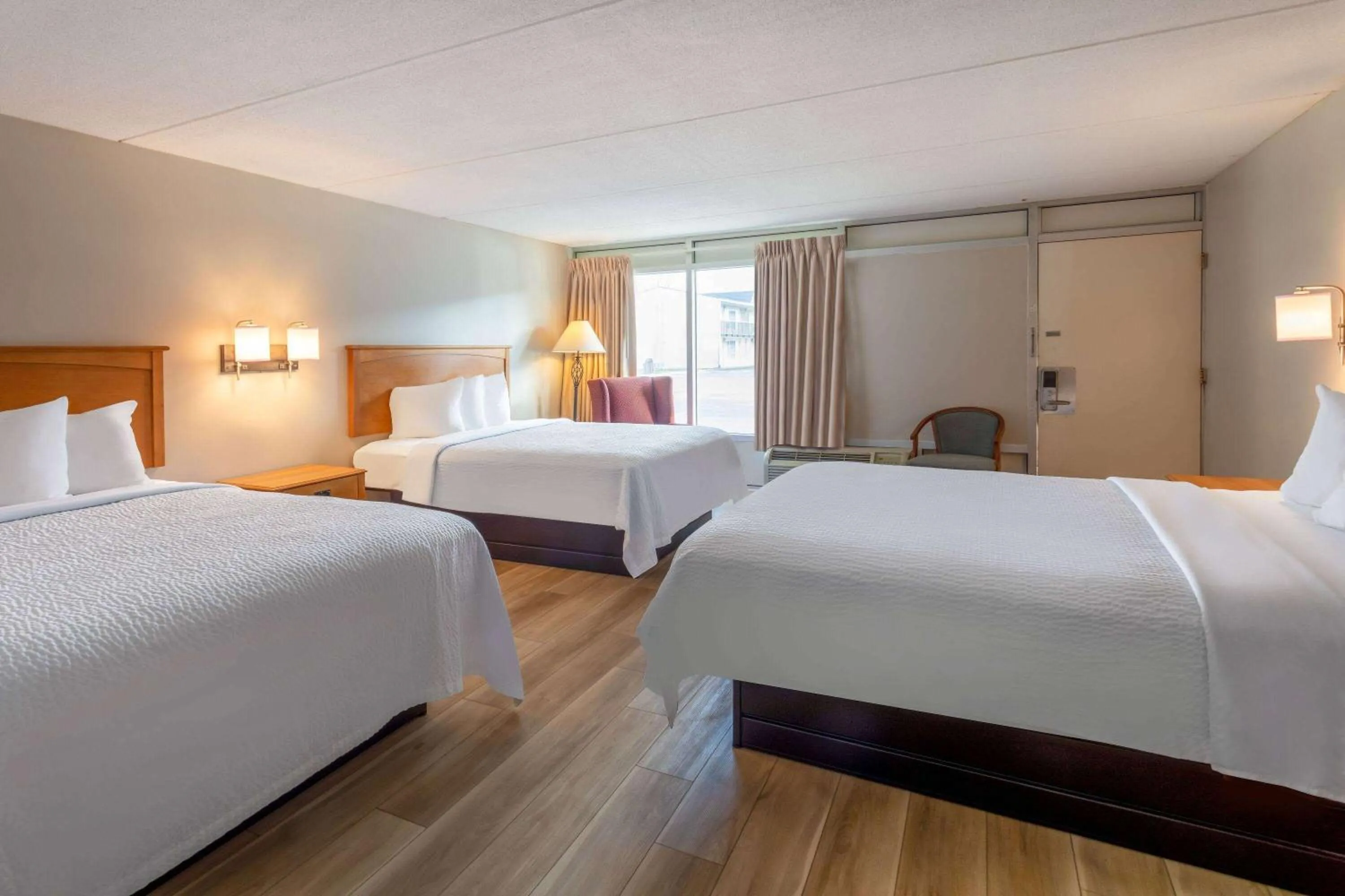 Photo of the whole room, Bed in Days Inn by Wyndham Birch Run