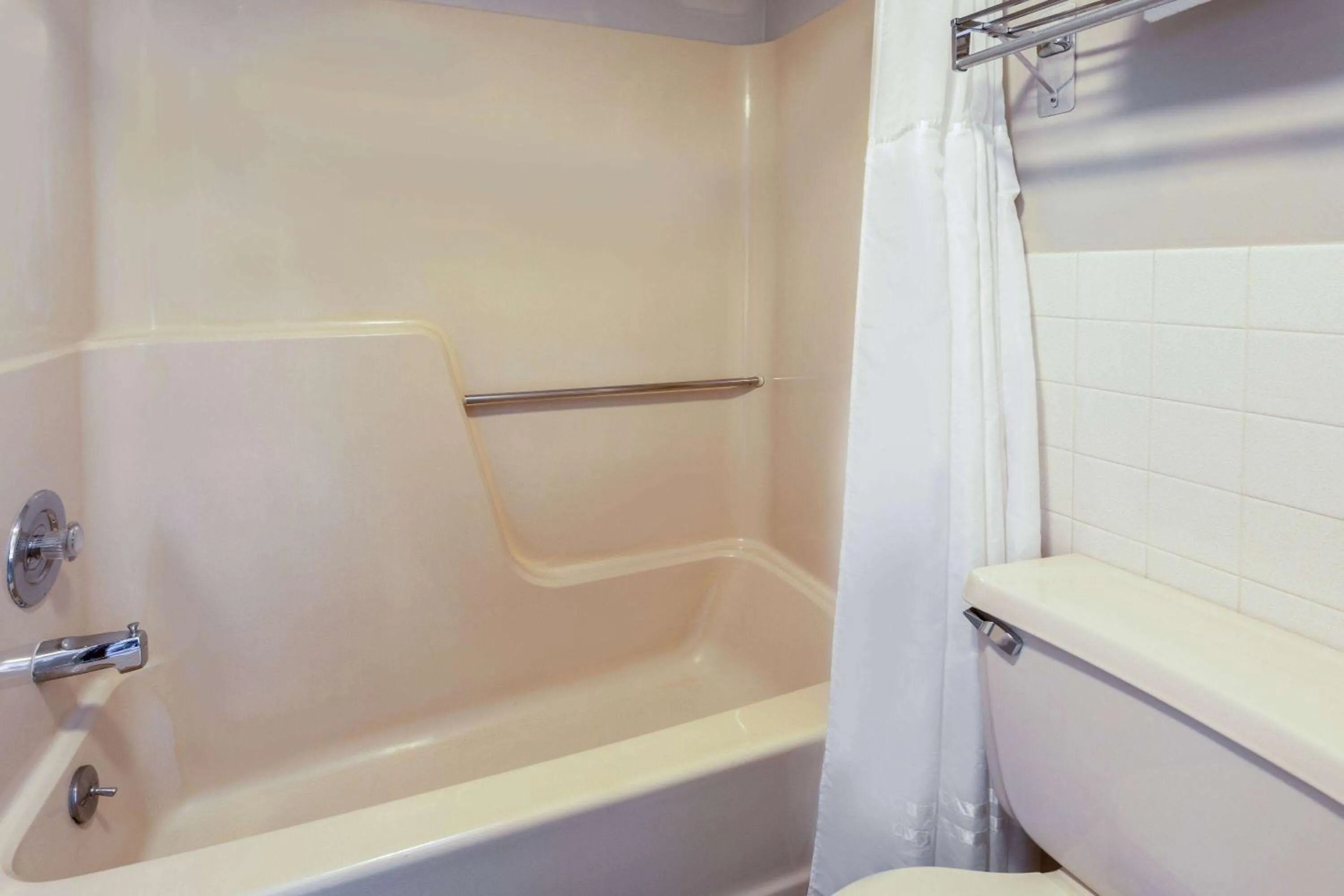 TV and multimedia in Days Inn by Wyndham Birch Run