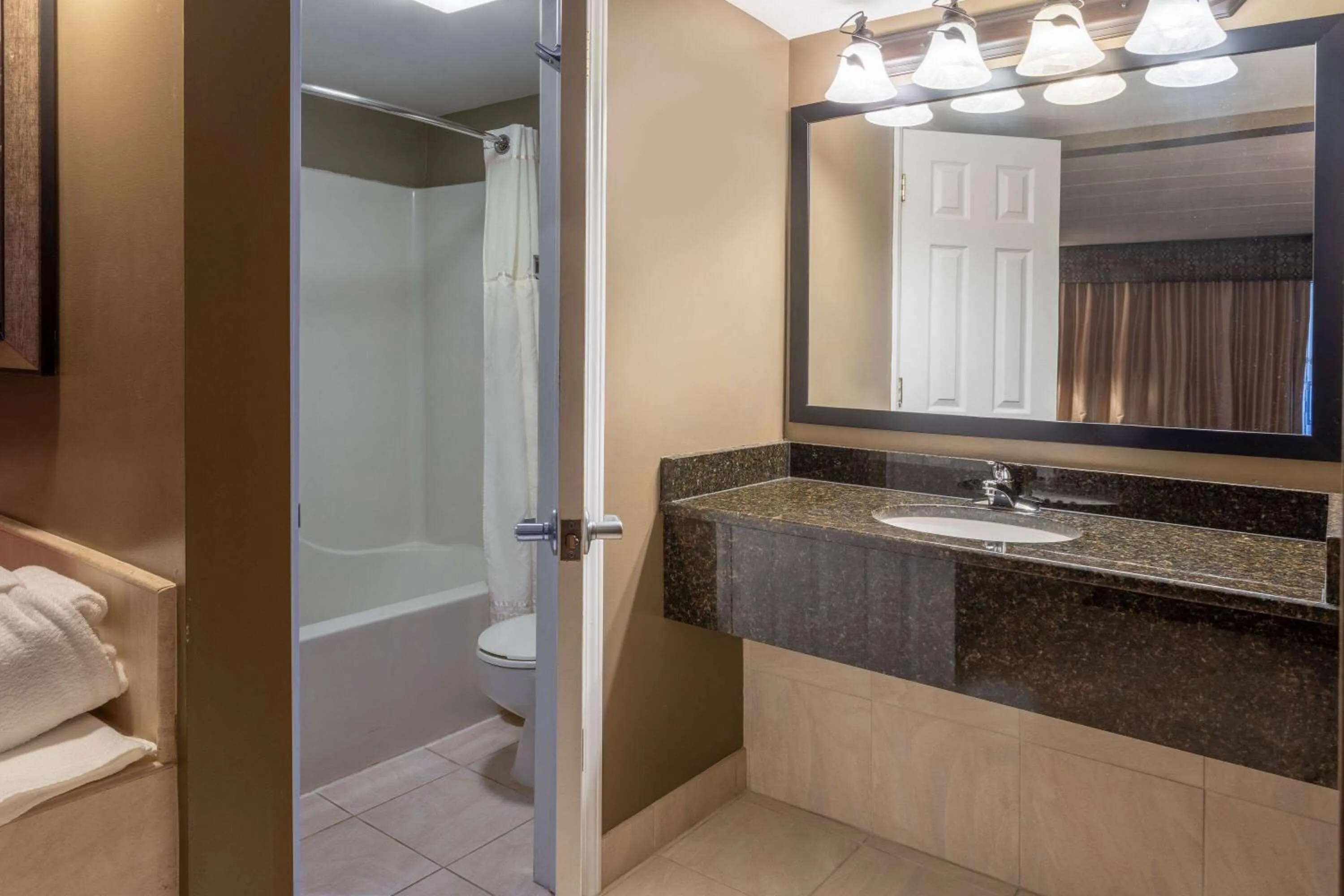 TV and multimedia in Days Inn by Wyndham Birch Run