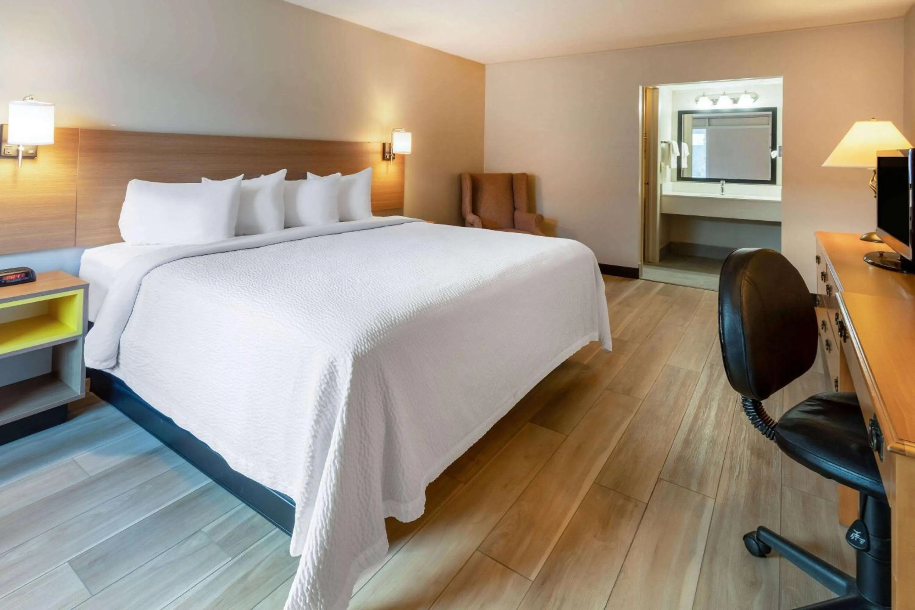 Photo of the whole room, Bed in Days Inn by Wyndham Birch Run