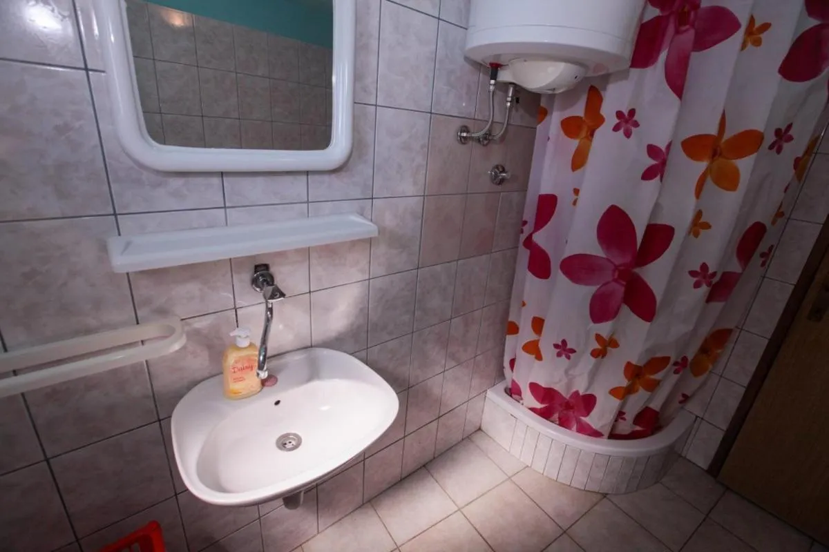 Shower in Robinson Anastazia
