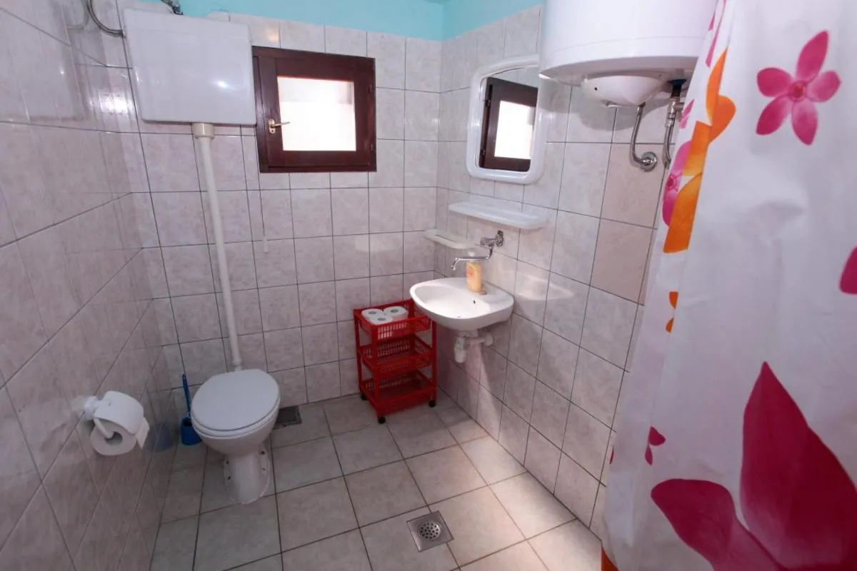 Shower in Robinson Anastazia