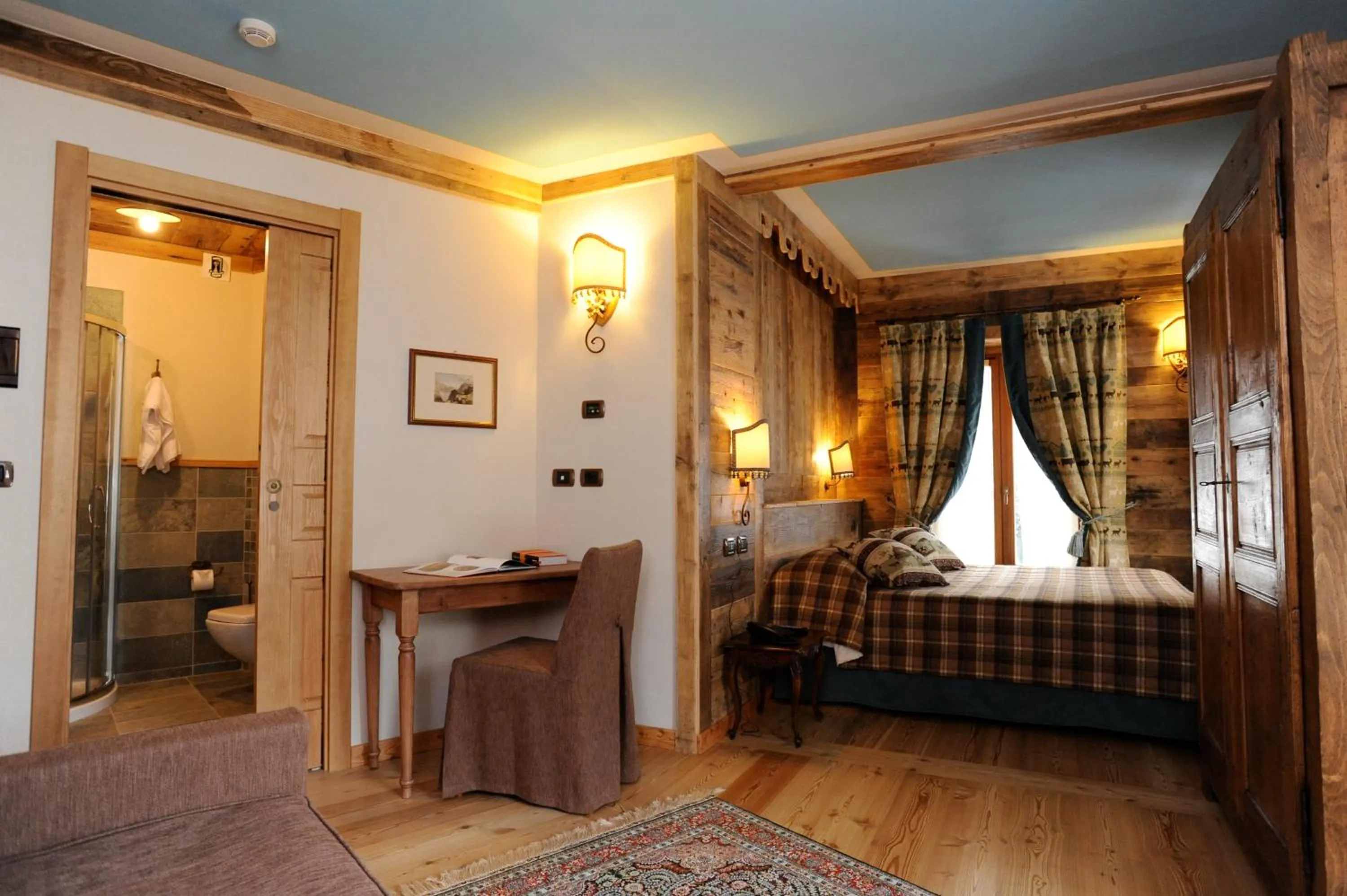 Toilet, Bed in Laghetto Alpine Hotel & Restaurant