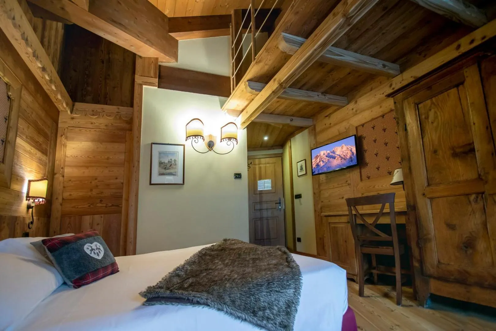 Bed in Laghetto Alpine Hotel & Restaurant