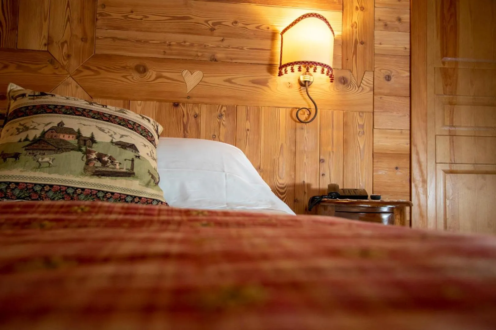 Bed in Laghetto Alpine Hotel & Restaurant