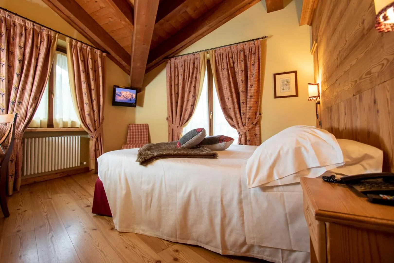 Bed in Laghetto Alpine Hotel & Restaurant