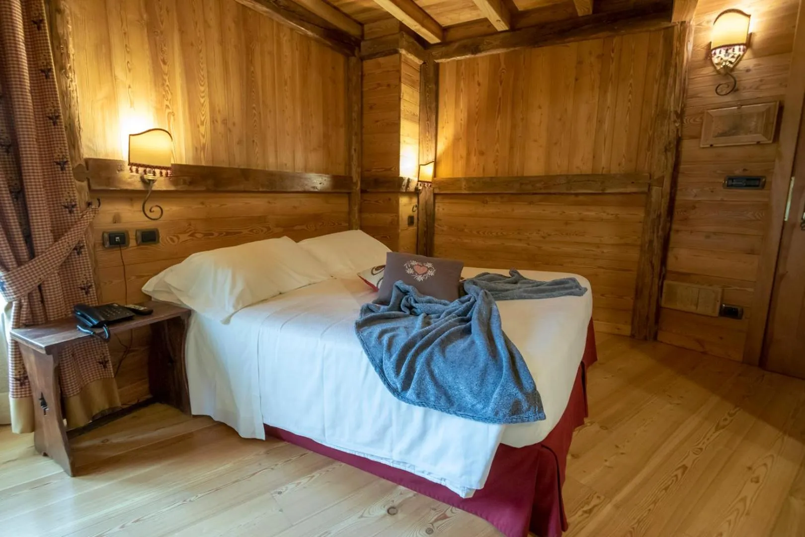 Bed in Laghetto Alpine Hotel & Restaurant