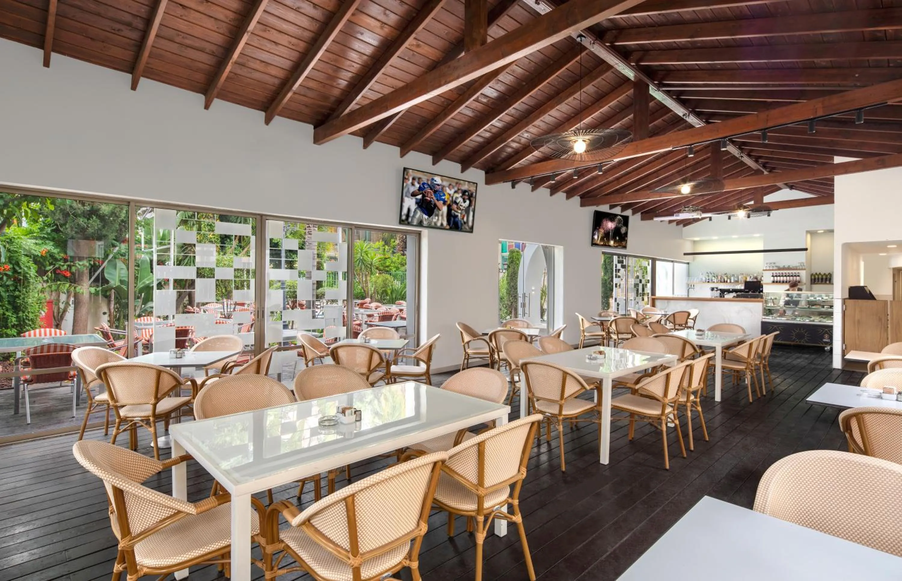 Restaurant/places to eat in Legacy Hotel