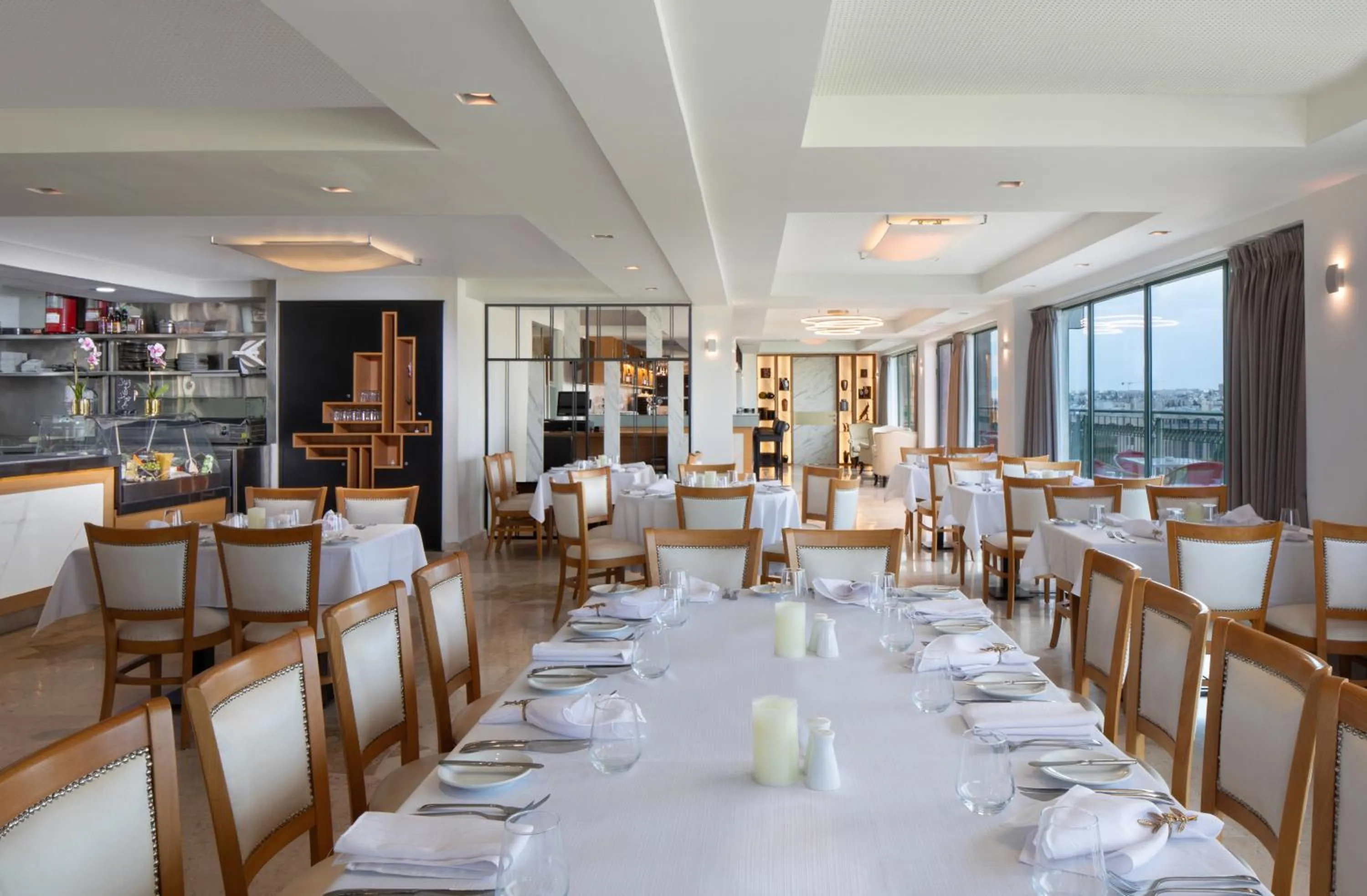 Restaurant/places to eat in Legacy Hotel