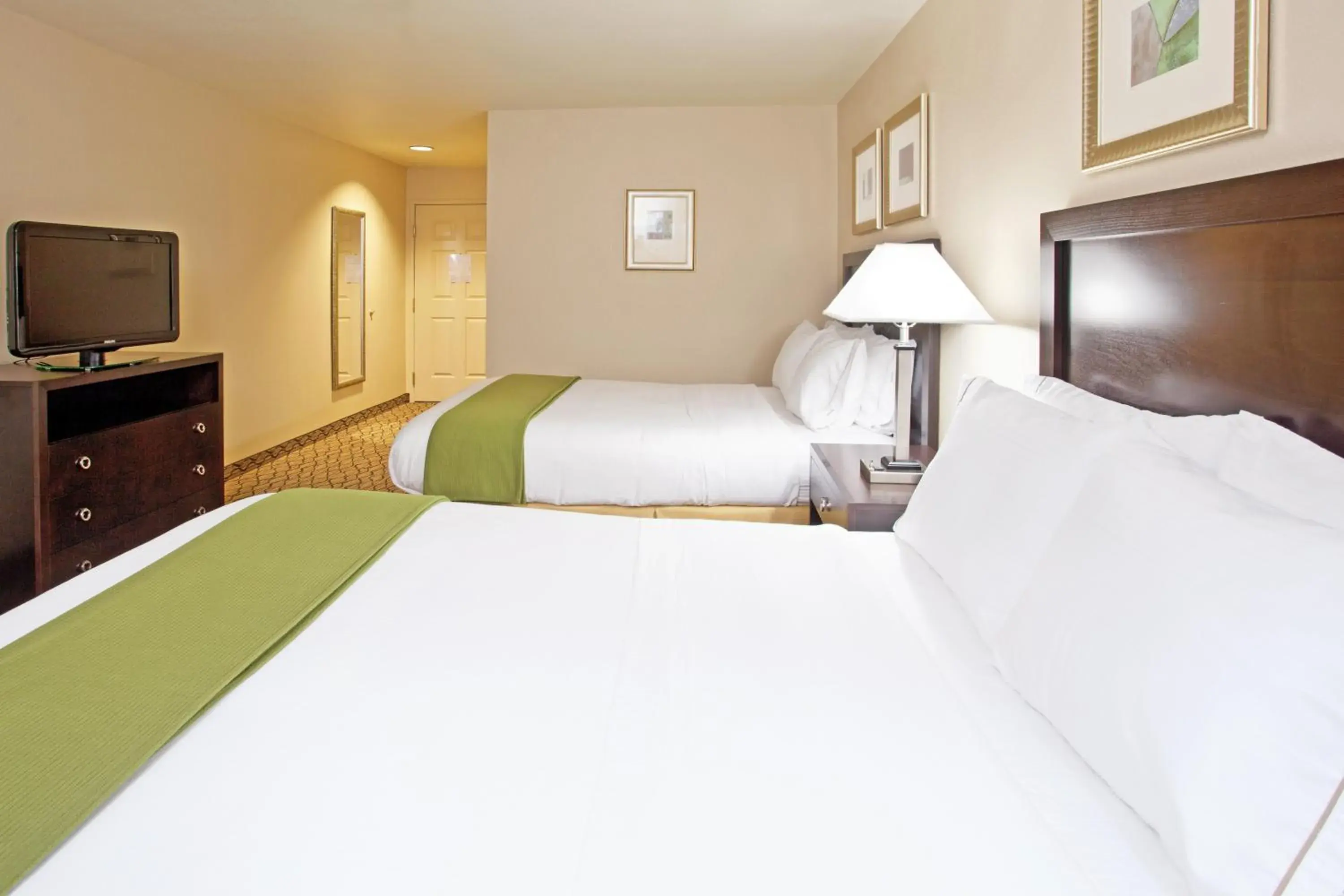 Standard Room with Two Queen Beds in Holiday Inn Express & Suites Columbus East - Reynoldsburg by IHG Standard Room with Two Queen Beds in Holiday Inn Express & Suites Columbus East - Reynoldsburg by IHG