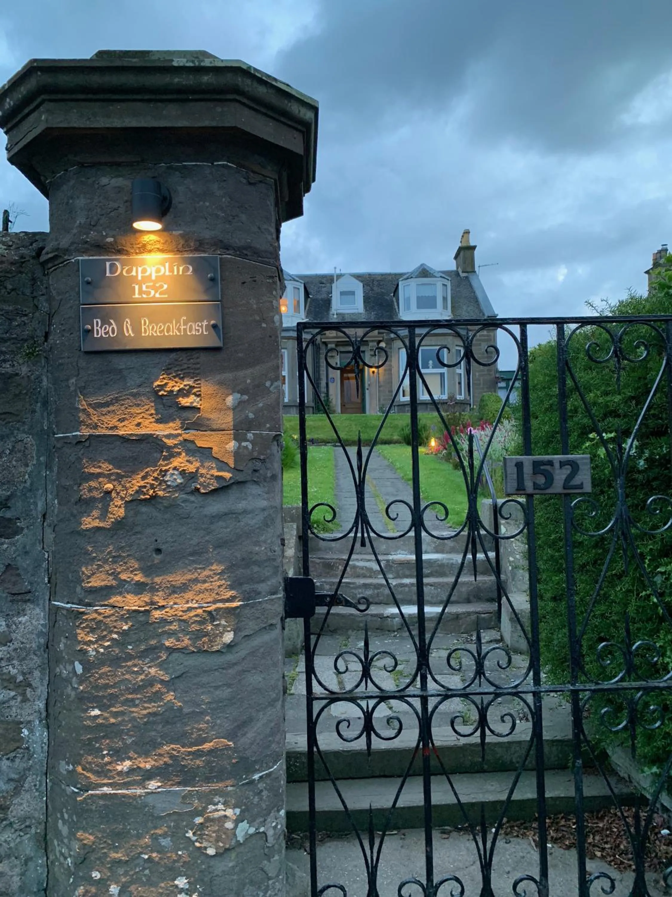 Garden in Dupplin152 bed and breakfast