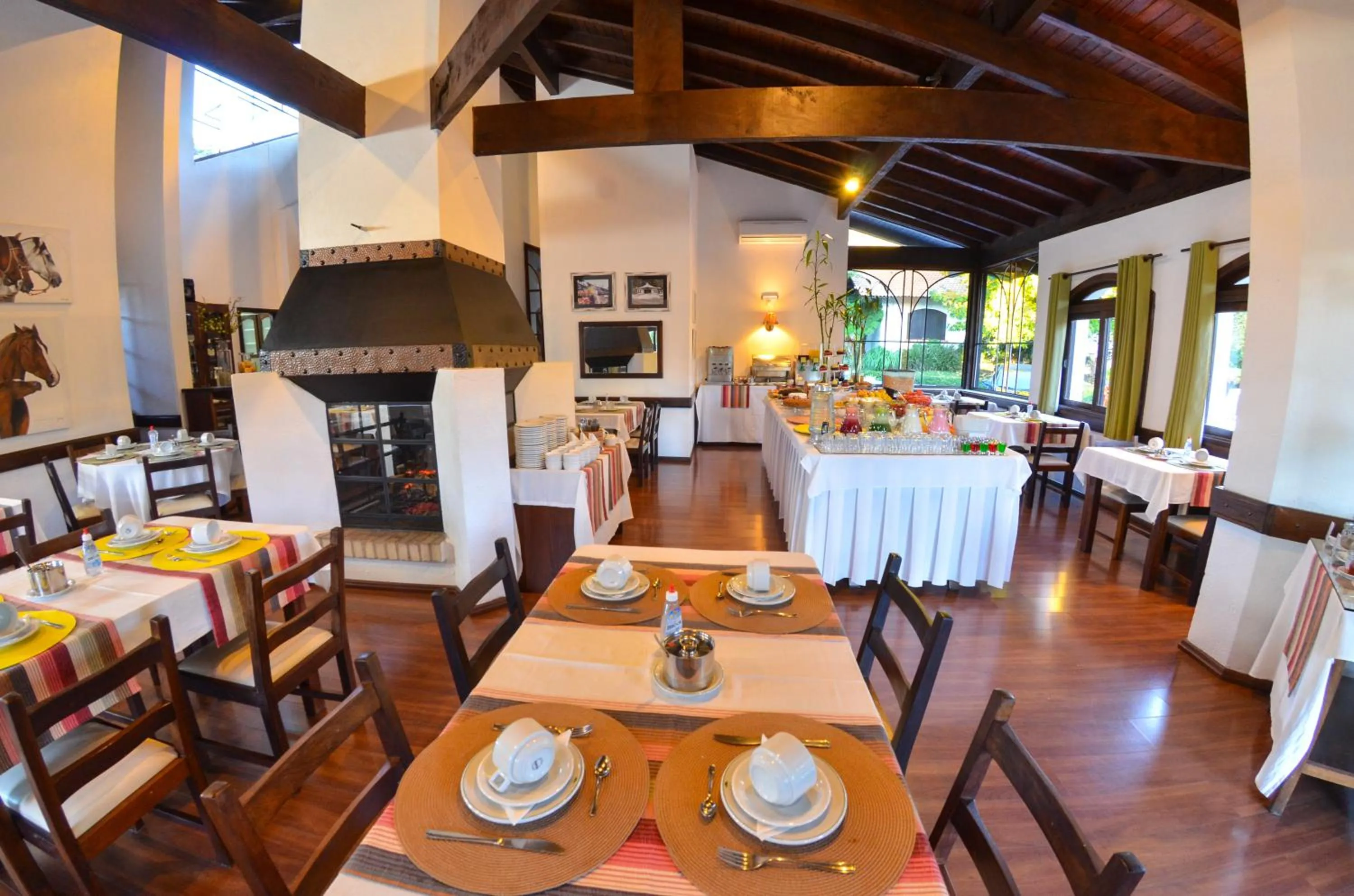 Buffet breakfast in Vila Suzana Parque Hotel