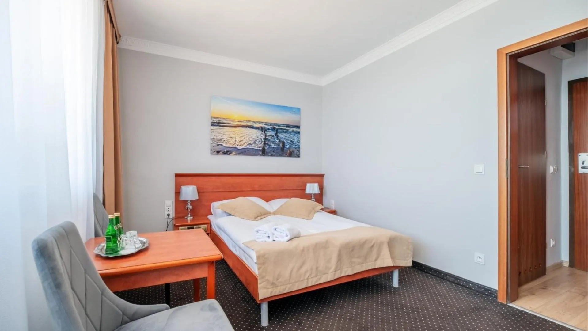 Bed in Hotel Wodnik Twój Hotel z widokiem na morze