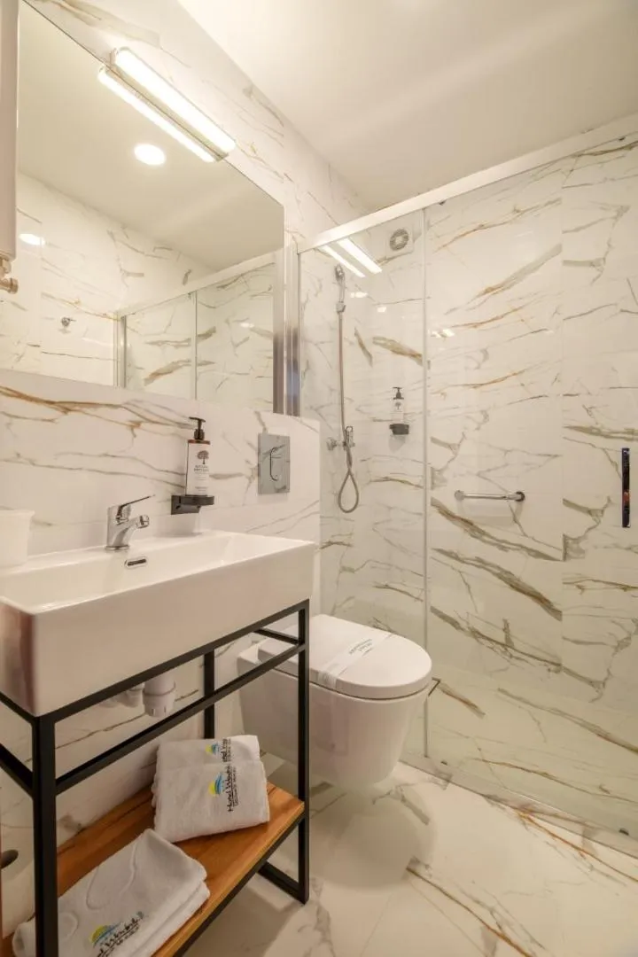 Toilet in Hotel Wodnik Twój Hotel z widokiem na morze