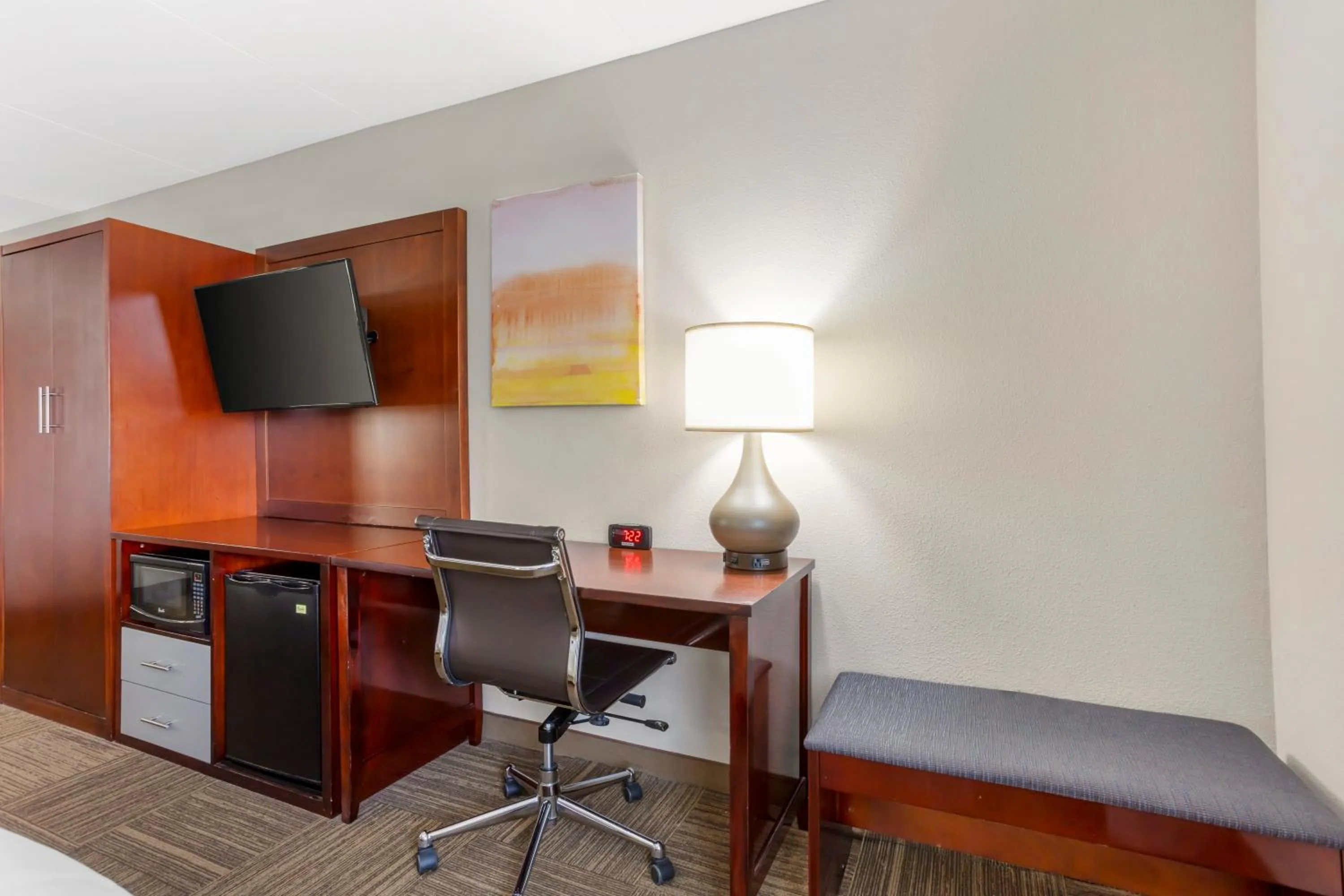 Entertainment in Comfort Inn Edgewater on Hudson River