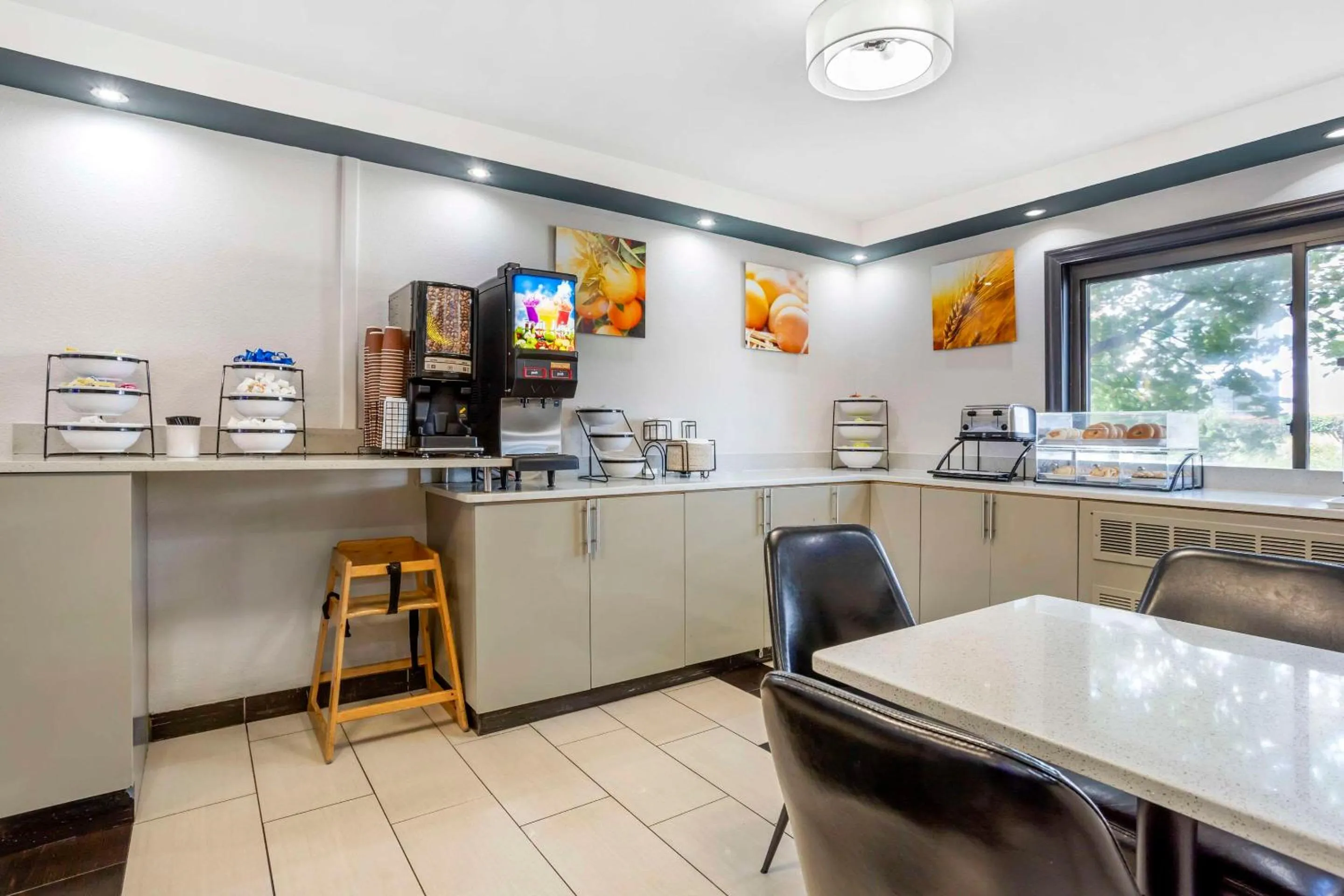 Breakfast in Comfort Inn Edgewater on Hudson River