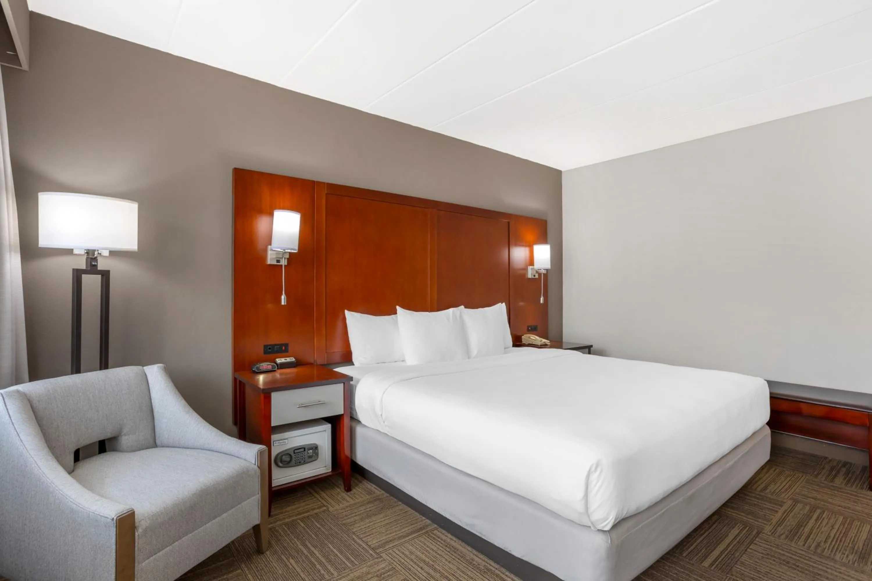 Bedroom, Bed in Comfort Inn Edgewater on Hudson River