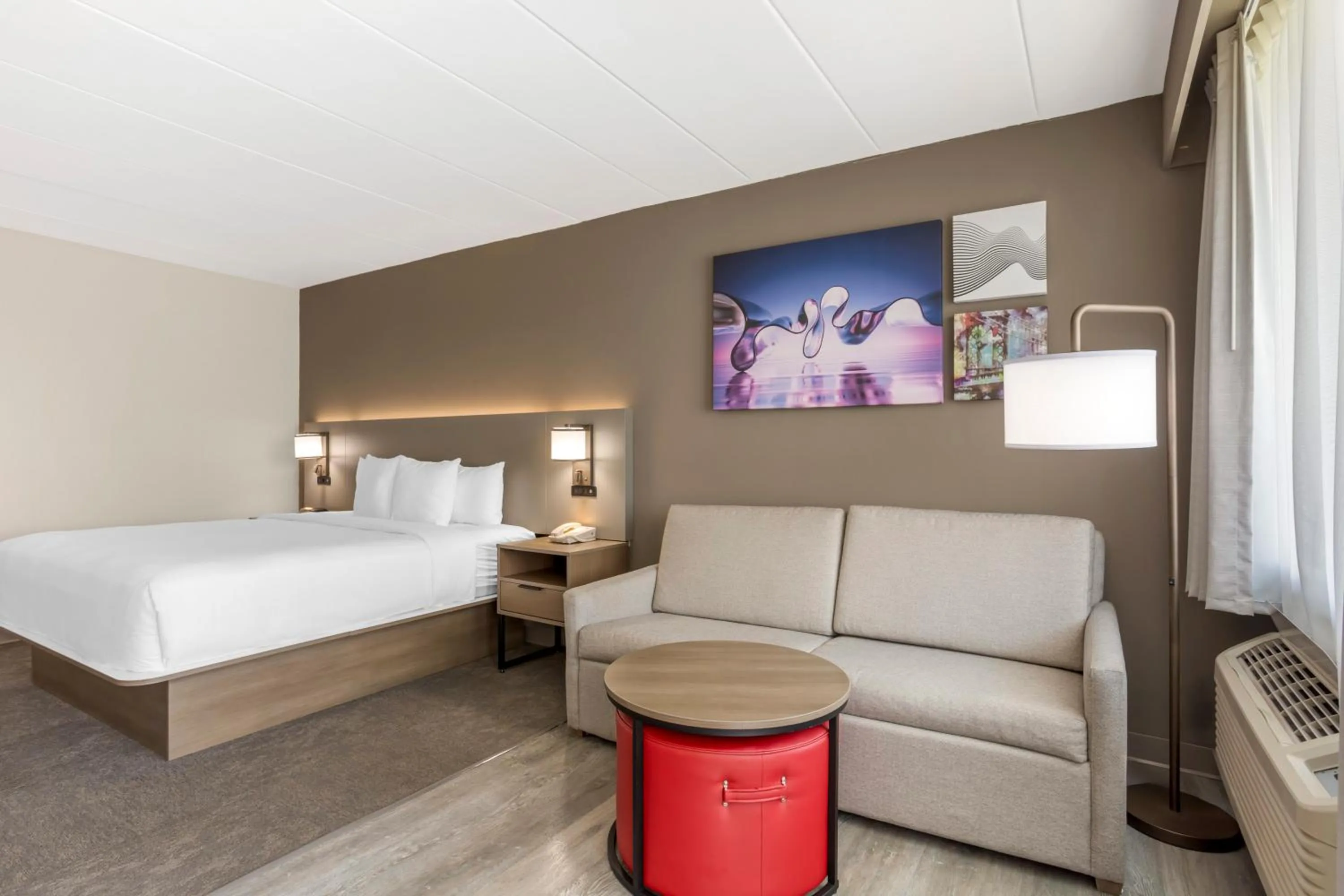 Seating area, Bed in Comfort Inn Edgewater on Hudson River