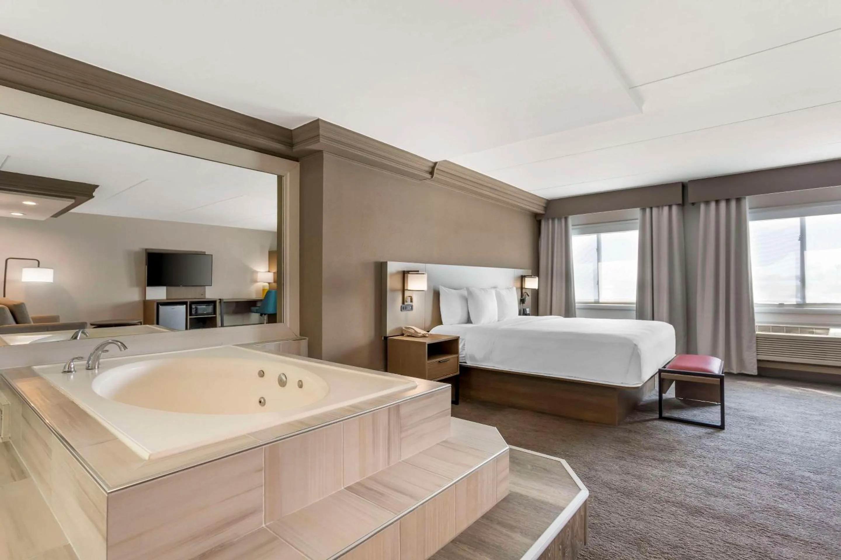 Bedroom, Bed in Comfort Inn Edgewater on Hudson River