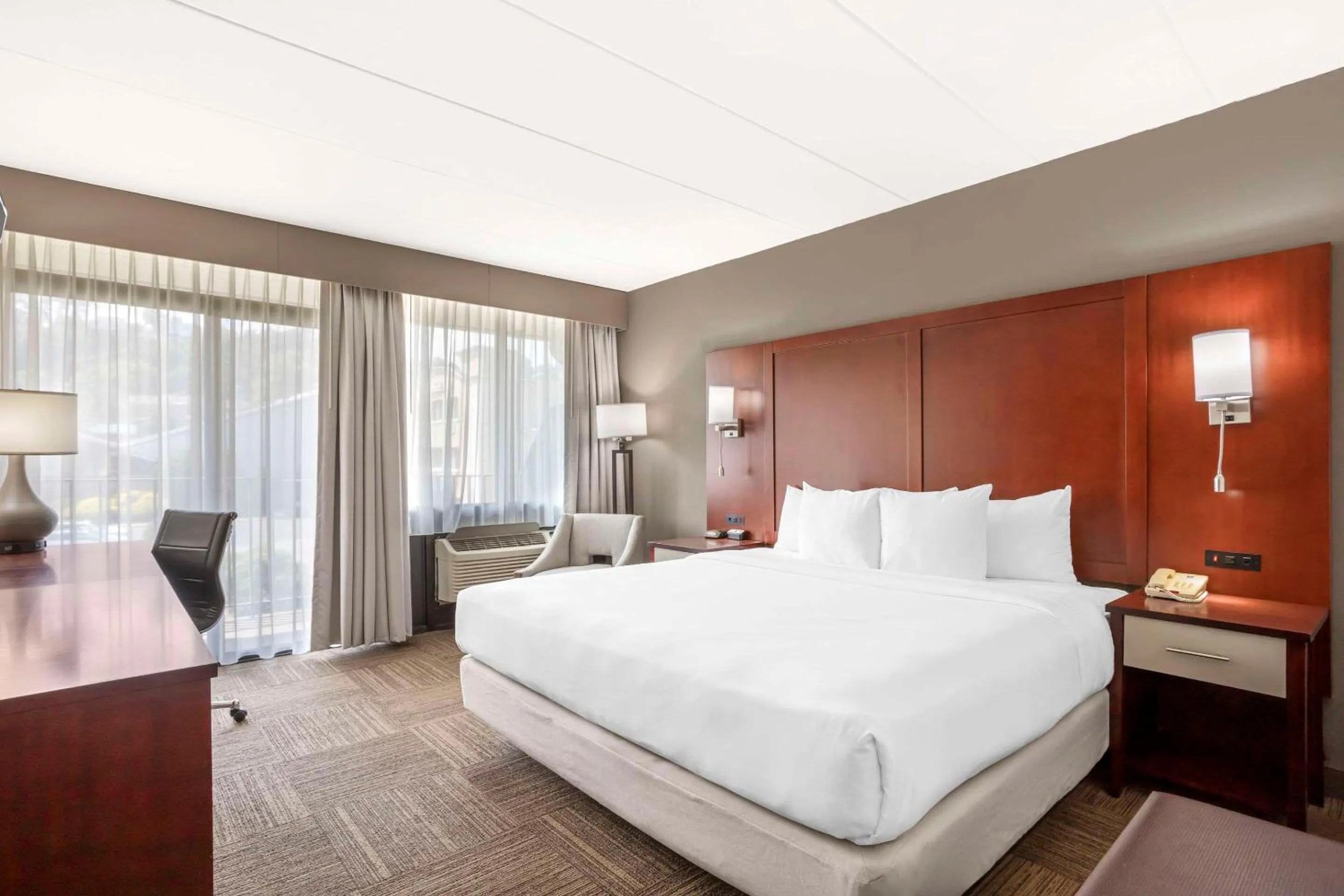 Bedroom, Bed in Comfort Inn Edgewater on Hudson River