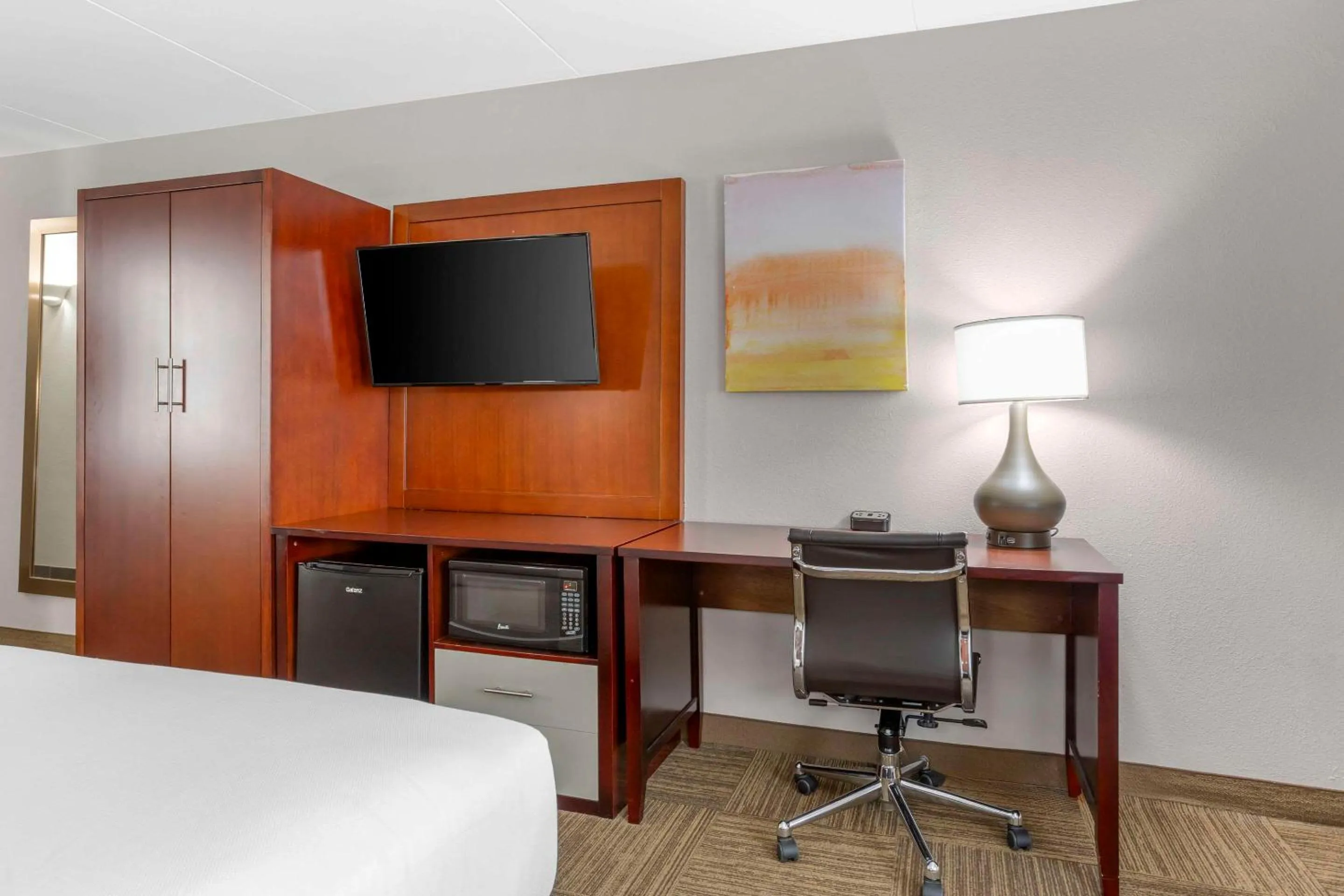 Bedroom, Bed in Comfort Inn Edgewater on Hudson River