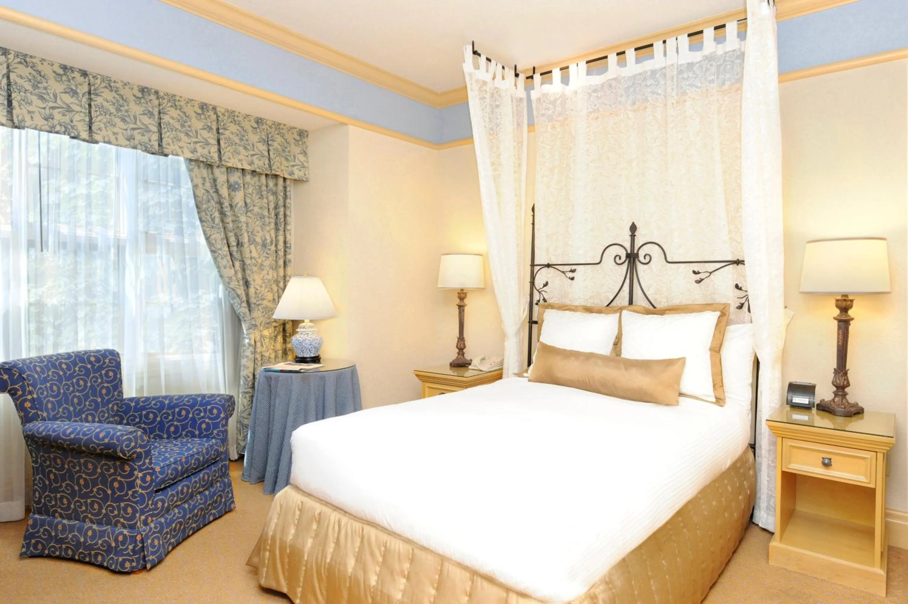 Photo of the whole room, Bed in Old Mill Toronto Hotel