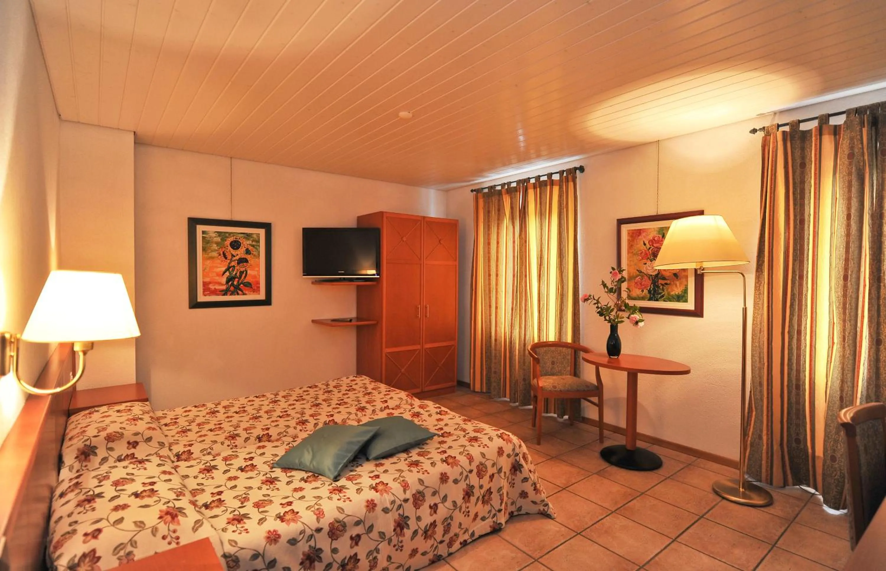 Photo of the whole room, Bed in Hotel Ristorante Grotto Serta