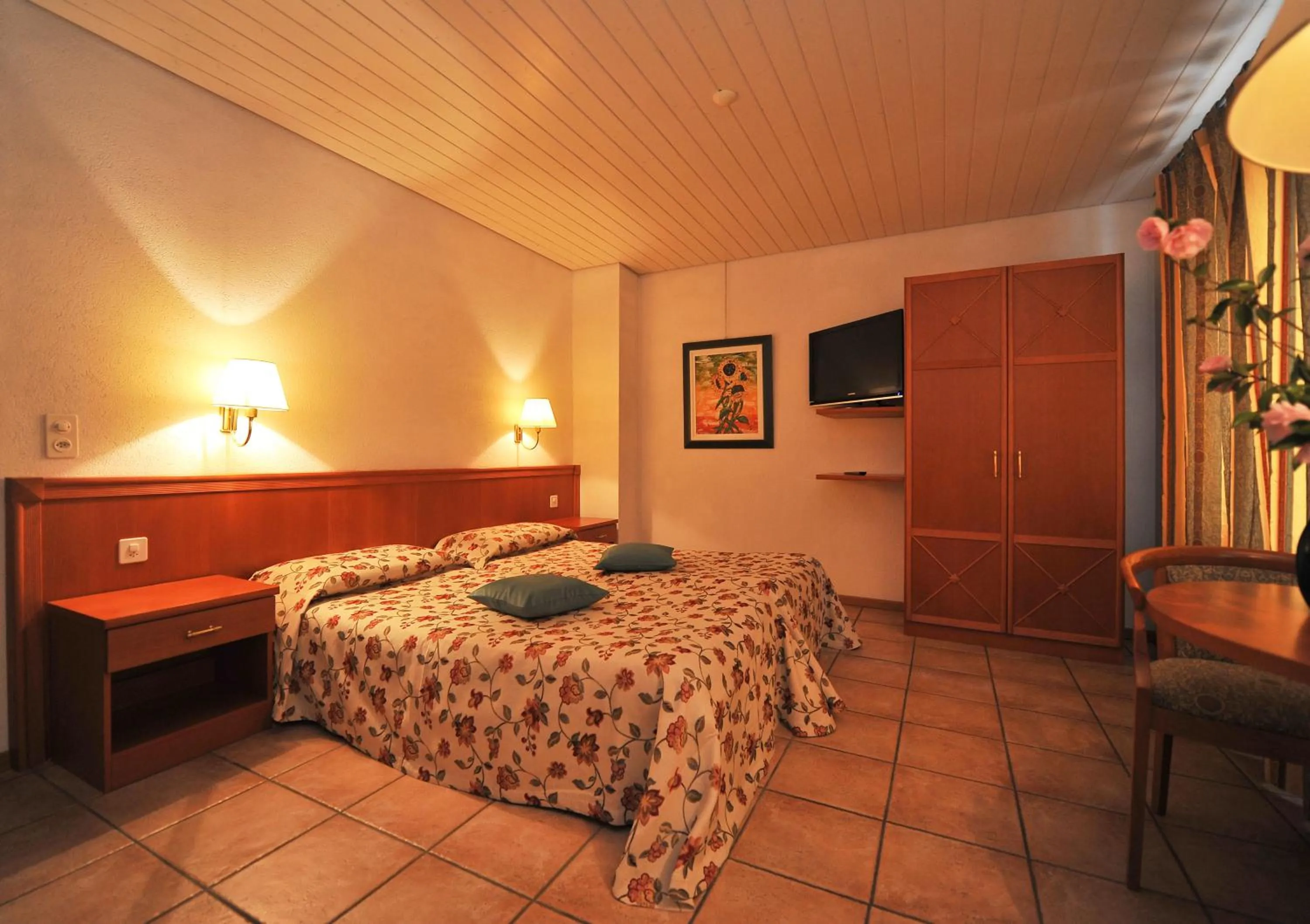 Photo of the whole room, Bed in Hotel Ristorante Grotto Serta