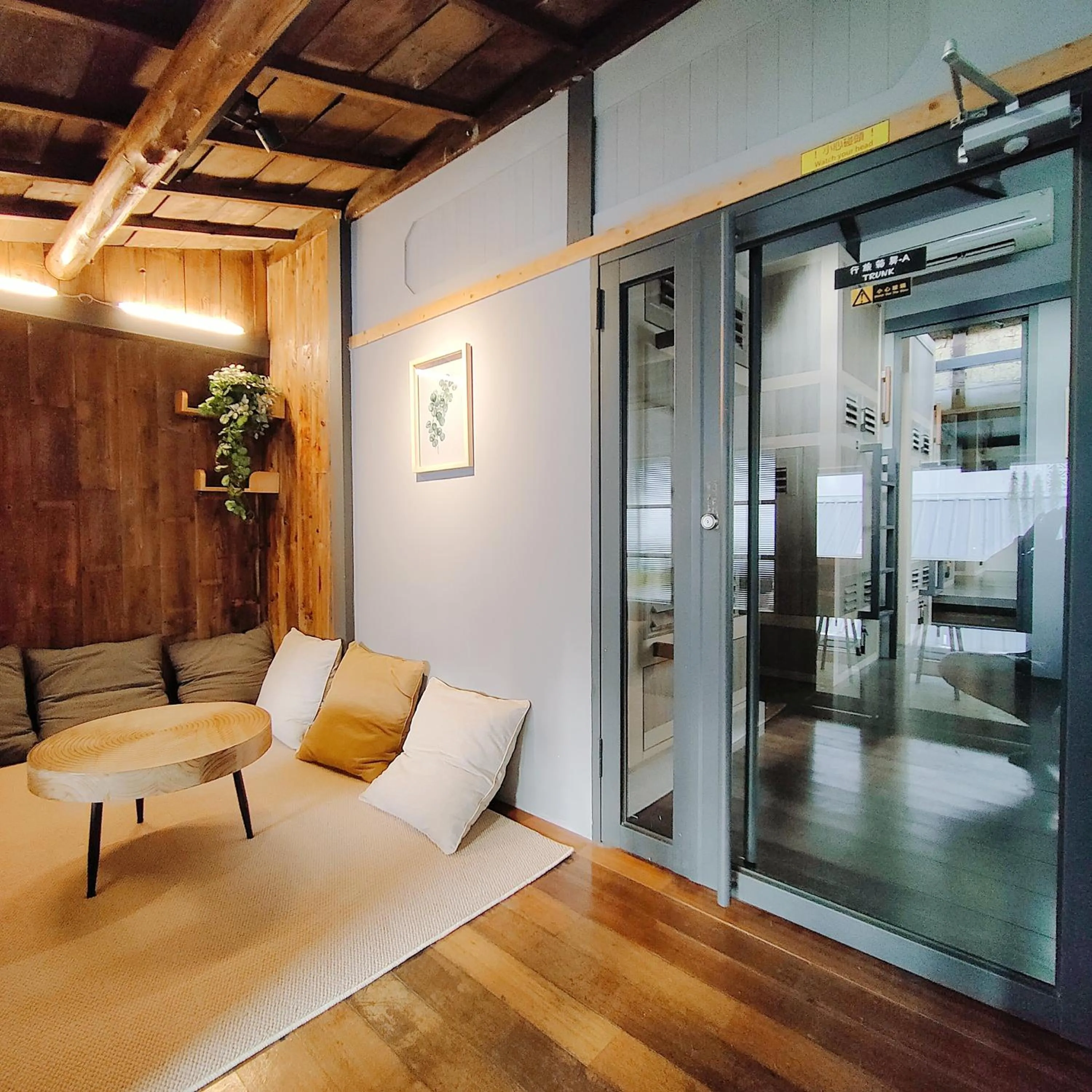 Communal lounge/ TV room in Jerry's Mazehut Hostel