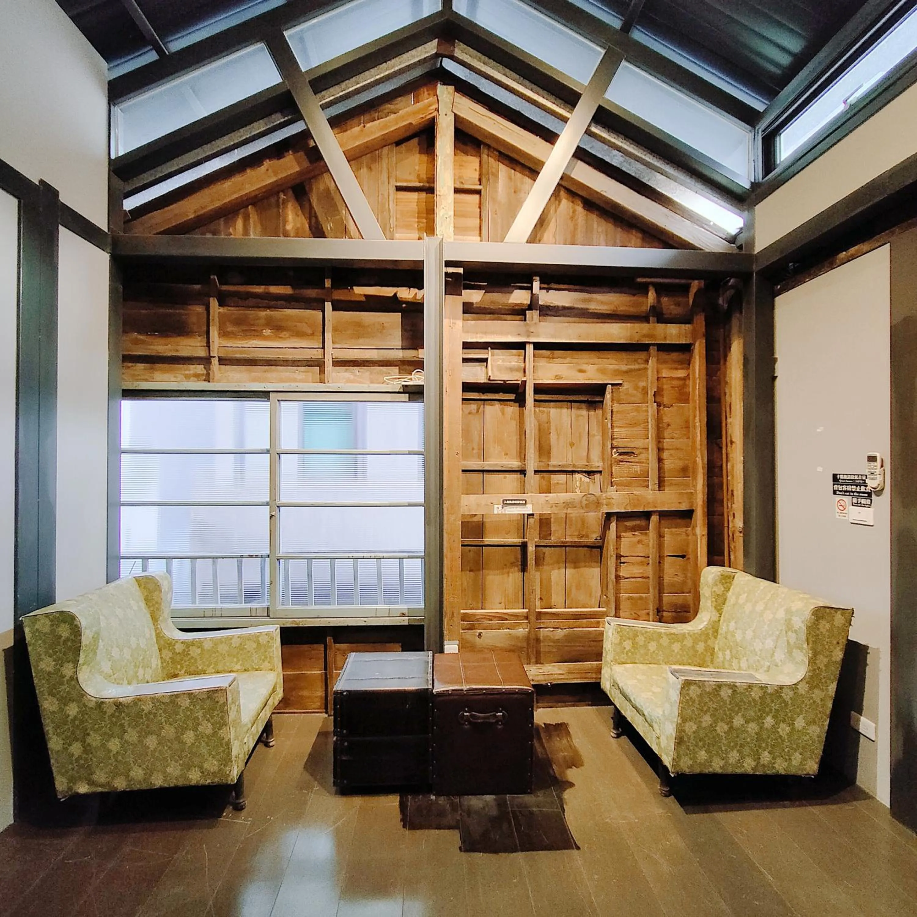 Photo of the whole room in Jerry's Mazehut Hostel