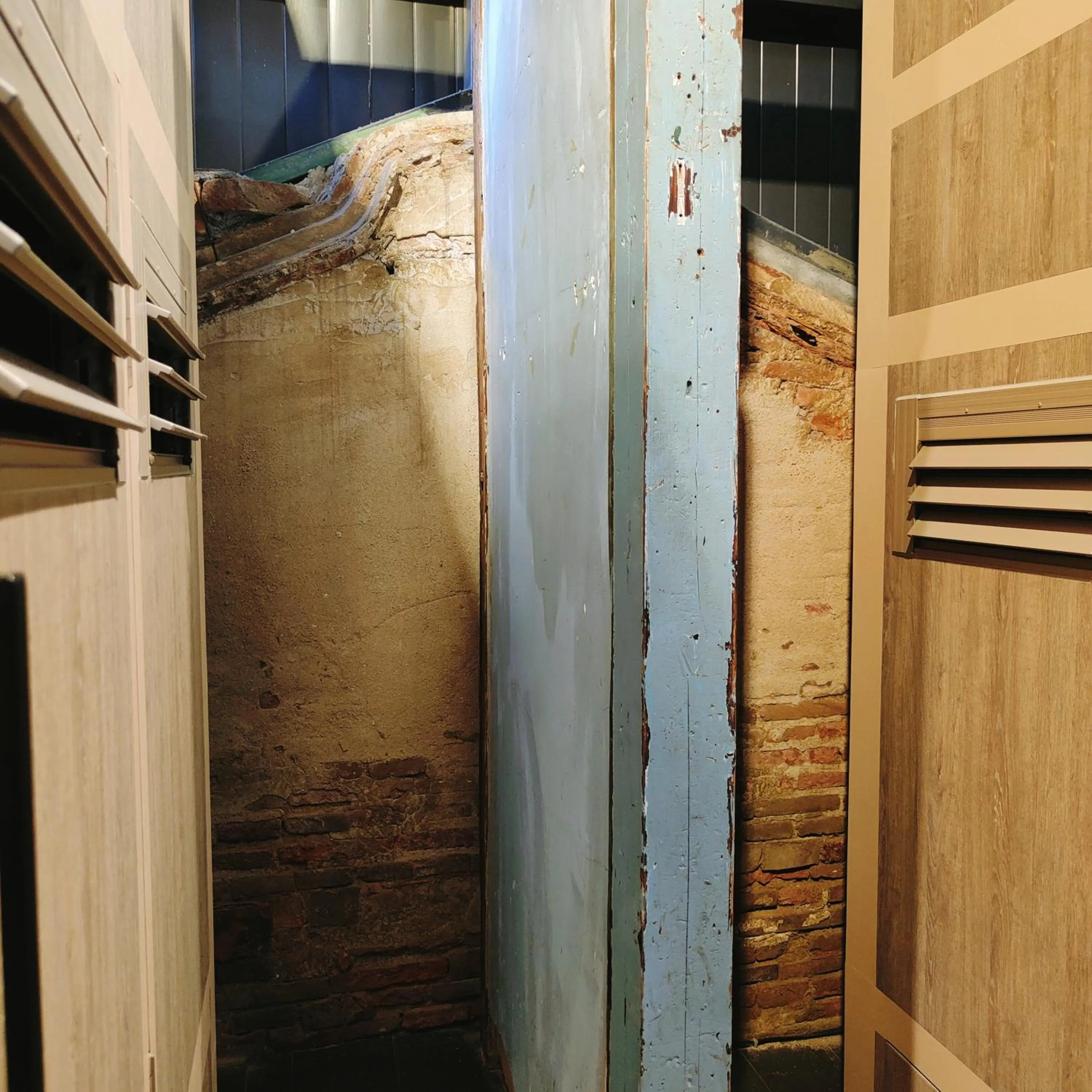 Photo of the whole room in Jerry's Mazehut Hostel