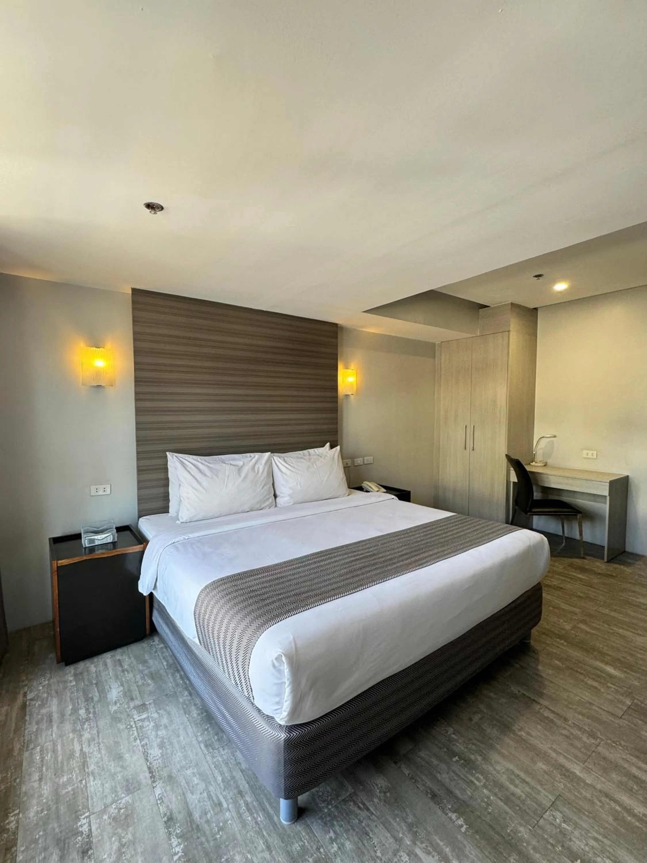 Bedroom, Bed in 1A Express Hotel