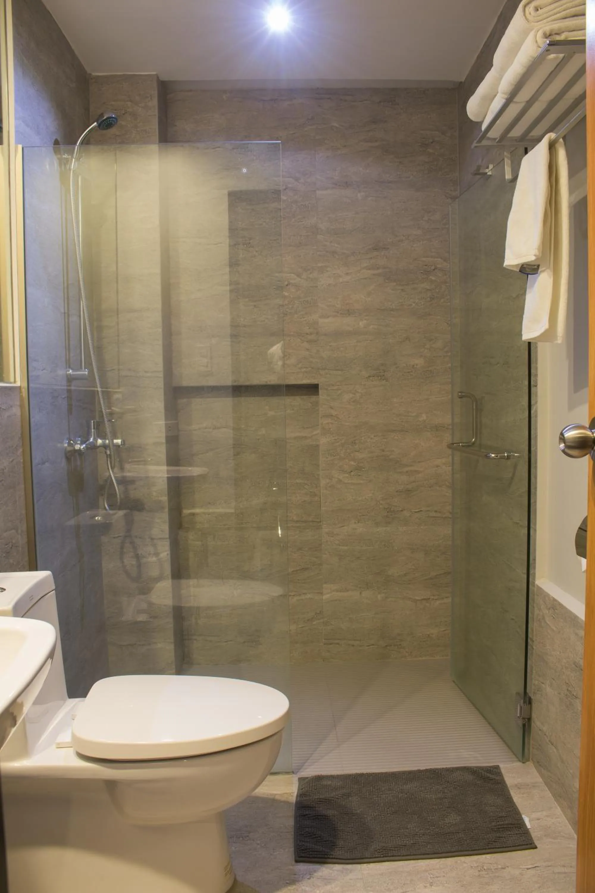 Bathroom in 1A Express Hotel