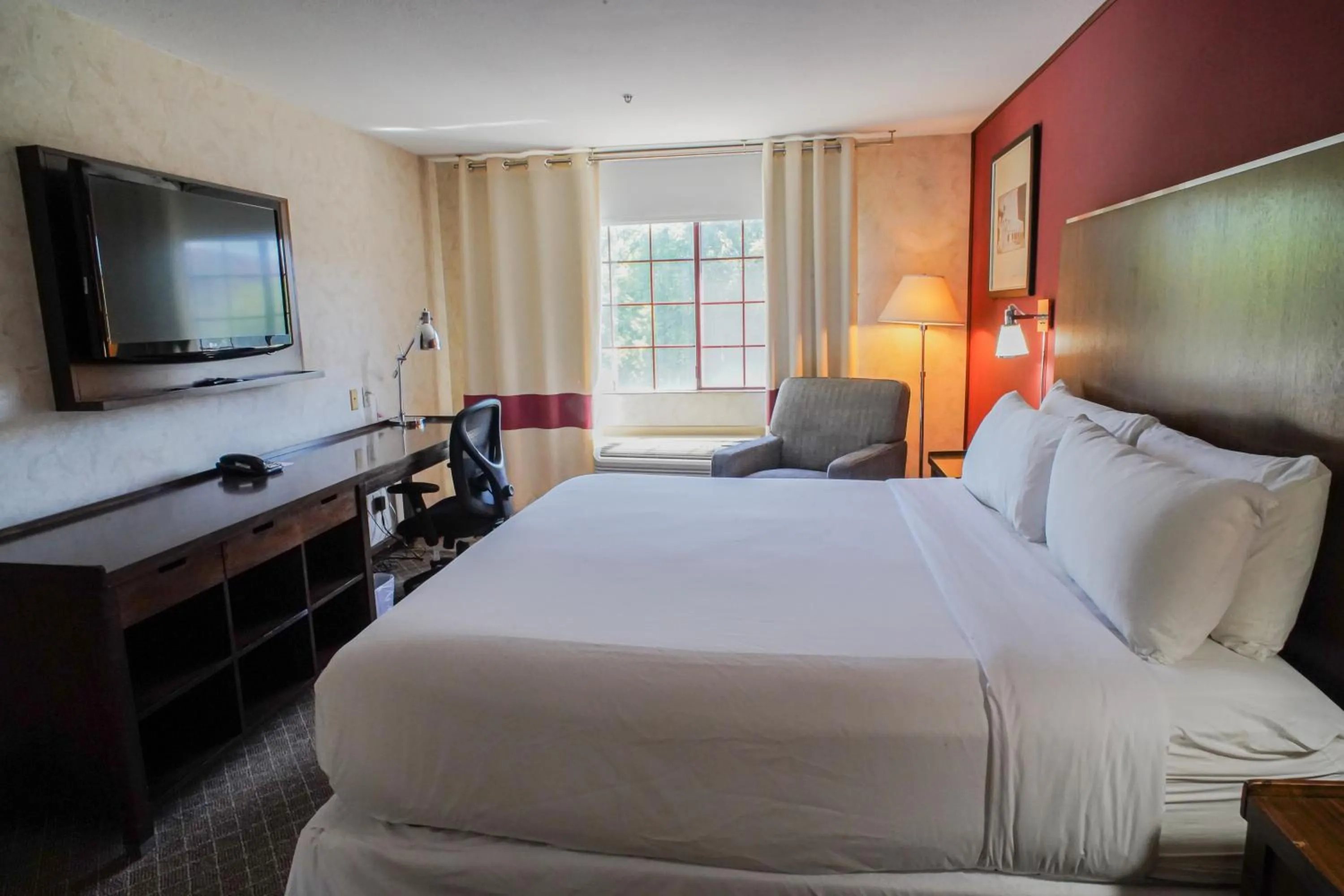 Communal lounge/ TV room, Bed in La Hacienda San Jose Silicon Valley