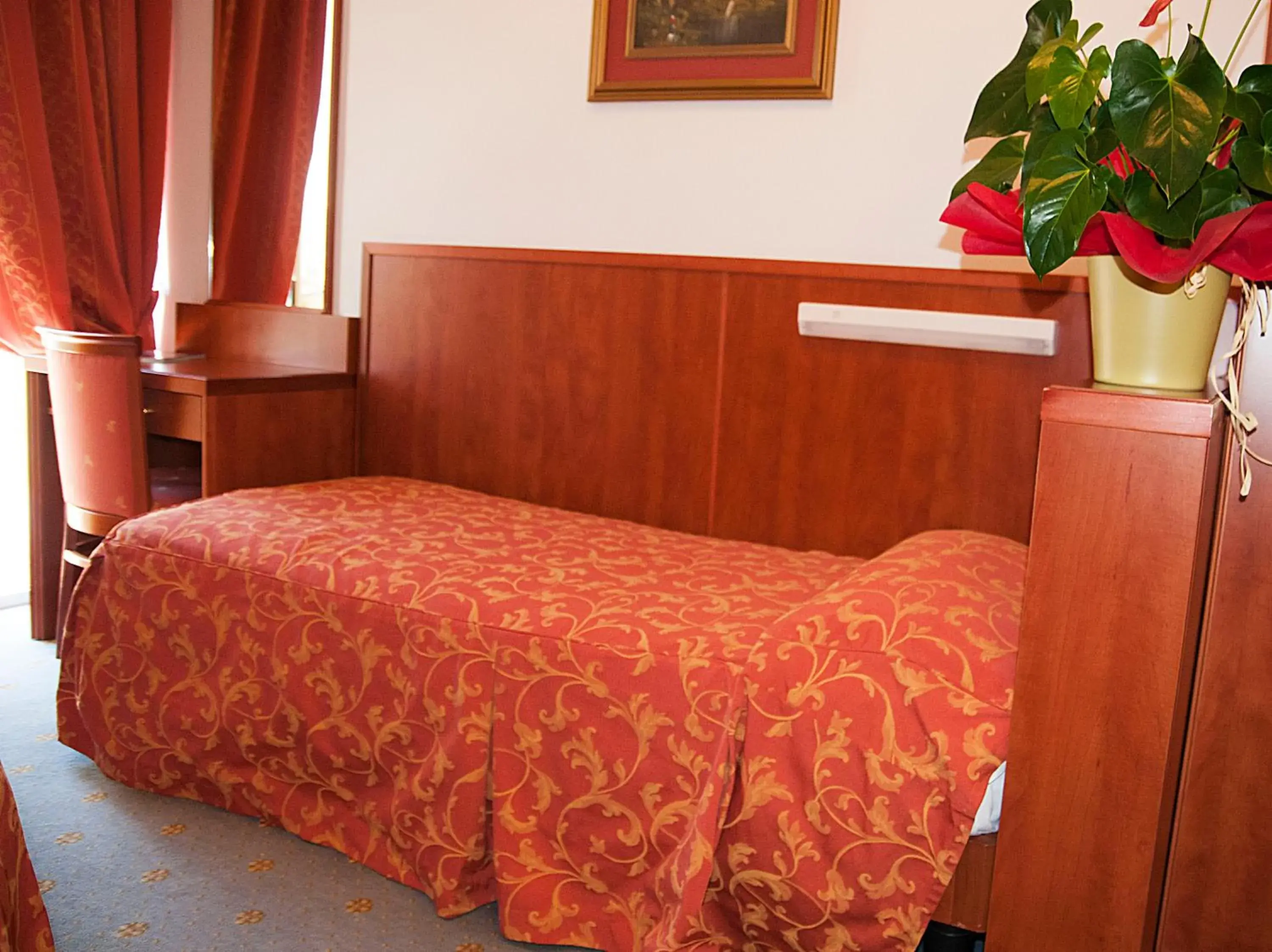 Single Room with Balcony in Hotel Garden Single Room with Balcony in Hotel Garden