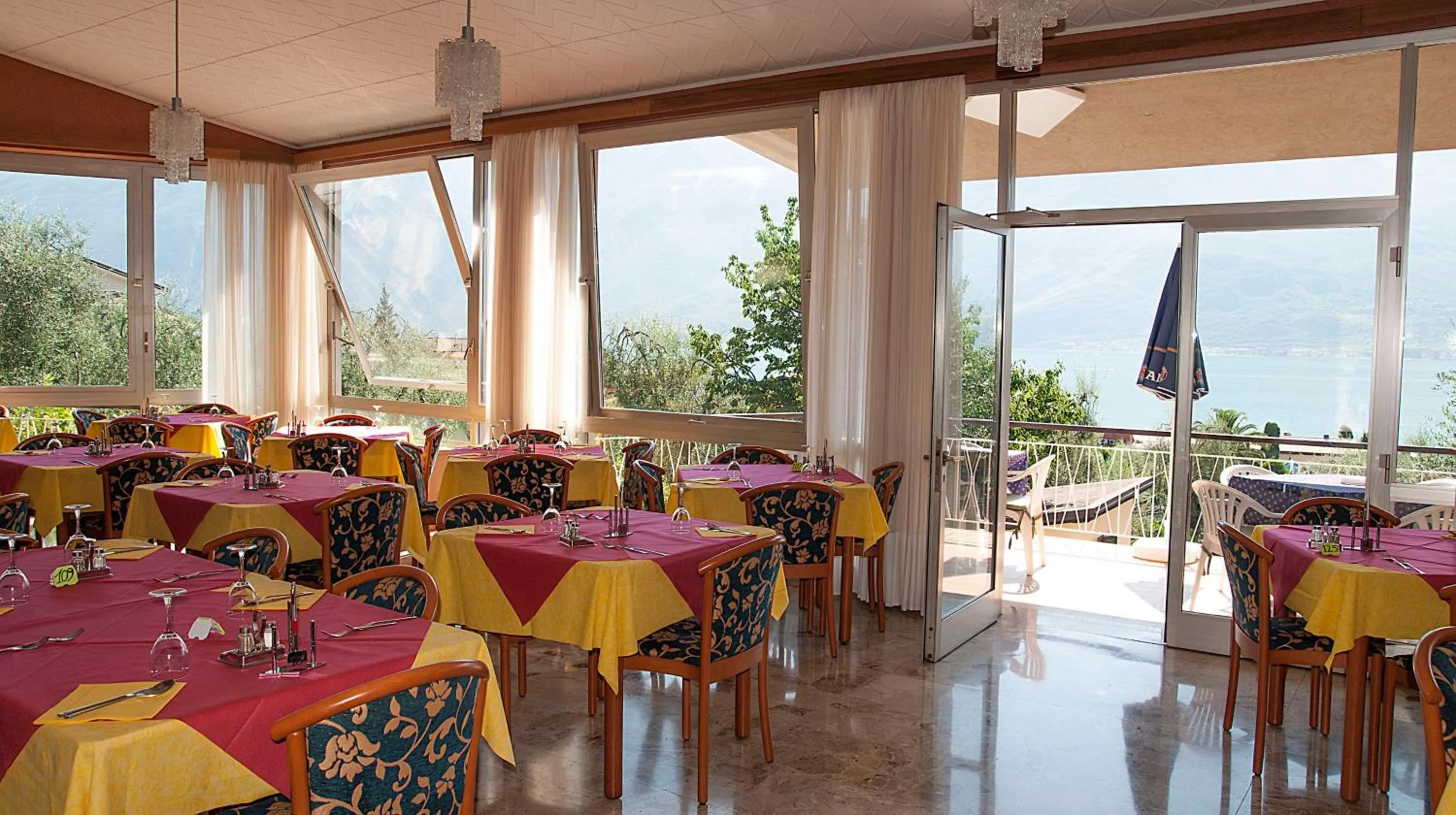 Restaurant/places to eat in Hotel Garden