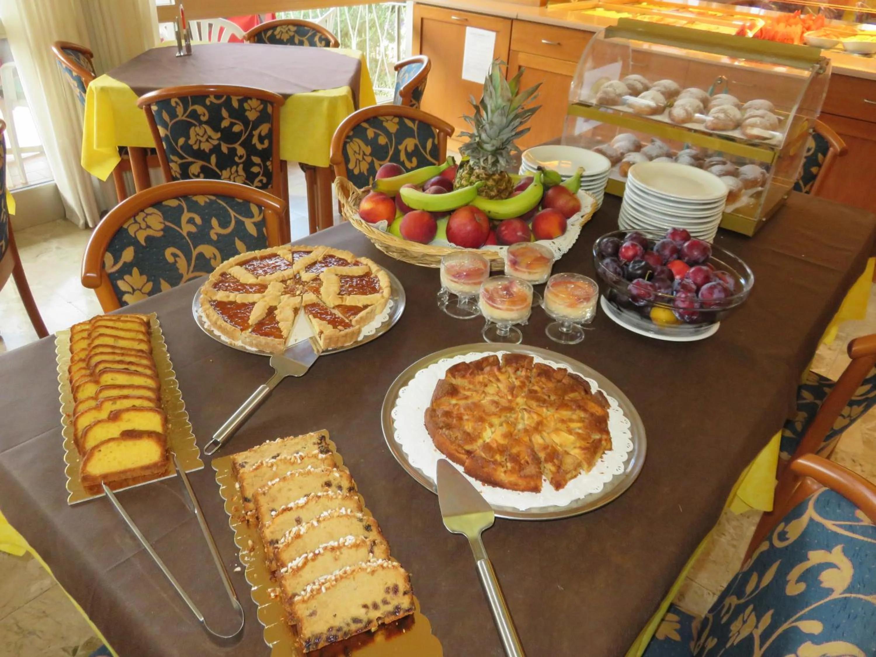 Buffet breakfast in Hotel Garden